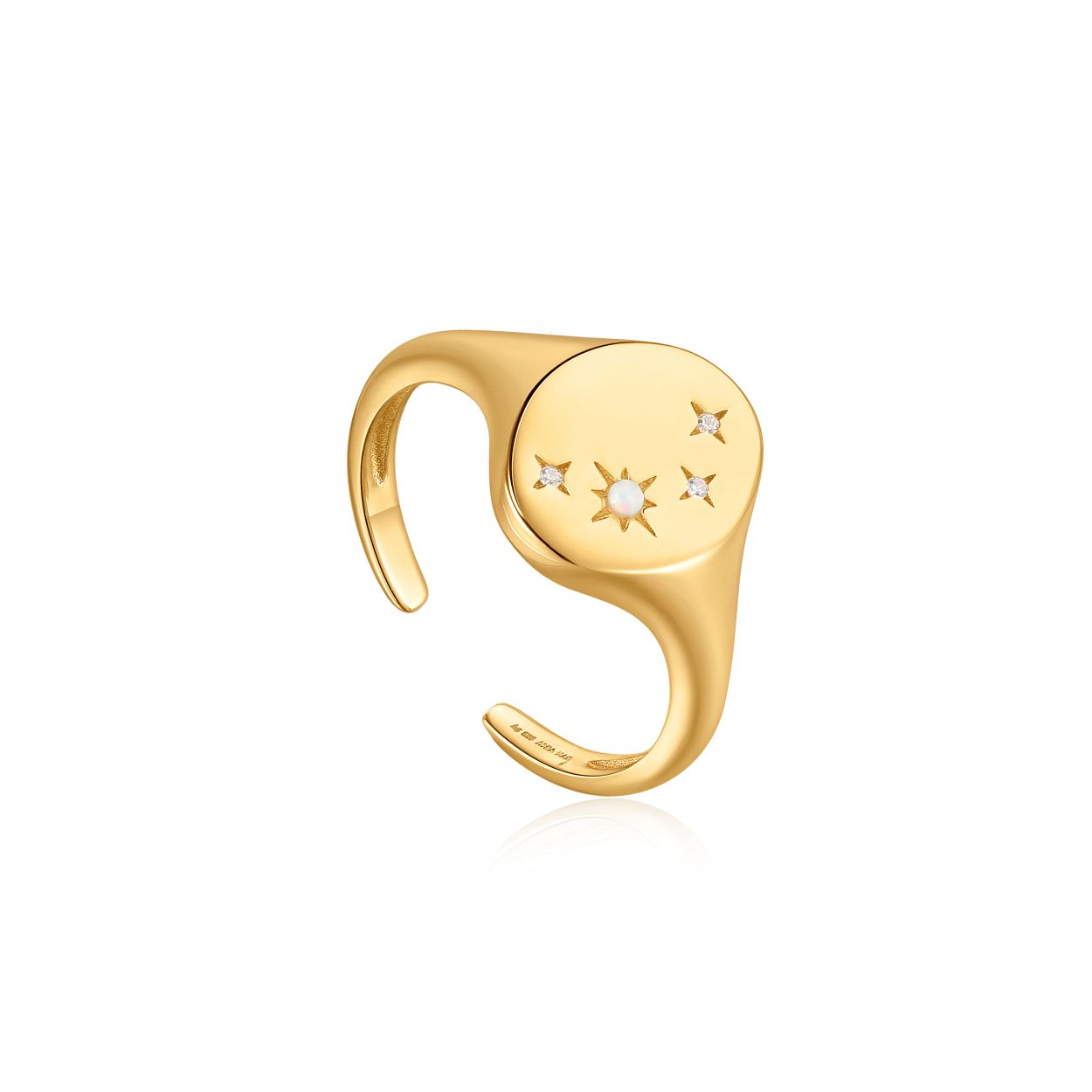 Gold Starry Kyoto Opal Adjustable Signet Ring
Verwen jezelf met deze 14K gold plated Starry Kyoto Opal Adjustable Signet Ring uit de Rising Star-collectie van Ania Haie. De klassieke maar toch opvallende ring is d� musthave van dit seizoen en is afgewerkt met prachtige sterren en een accent van een Kyoto opaal. Draag hem bijvoorbeeld om je pink of combineer hem met meerdere ringen.

HET MERK
Ge�nspireerd door de laatste fashion trends is Ania Haie het toonaangevende sieradenmerk voor hoogkwalitatieve maar ook betaalbare zilveren sieraden. zonder op de kwaliteit in te leveren. Iedere collectie is gebaseerd op de laatste catwalktrends. waardoor Ania Haie snel tot h�t sieradenmerk voor stijlbewuste consumenten is verkozen. Elk sieraad wordt ontworpen om te combineren met andere sieraden waardoor je je eigen look kunt cre�ren. Maar ook zijn Ania Haie sieraden opvallend genoeg om op zichzelf te dragen. Sieraden uit de Ania Haie collectie zijn altijd gemaakt van 925 zilver met een finish van rhodium of van 14kt goud.

SPECIFICATIES
- Gold Starry Kyoto Opal Adjustable Signet Ring
- Ring
- 925 zilver met 14K gold plating 
- 2.3mm
- AH R034-02G