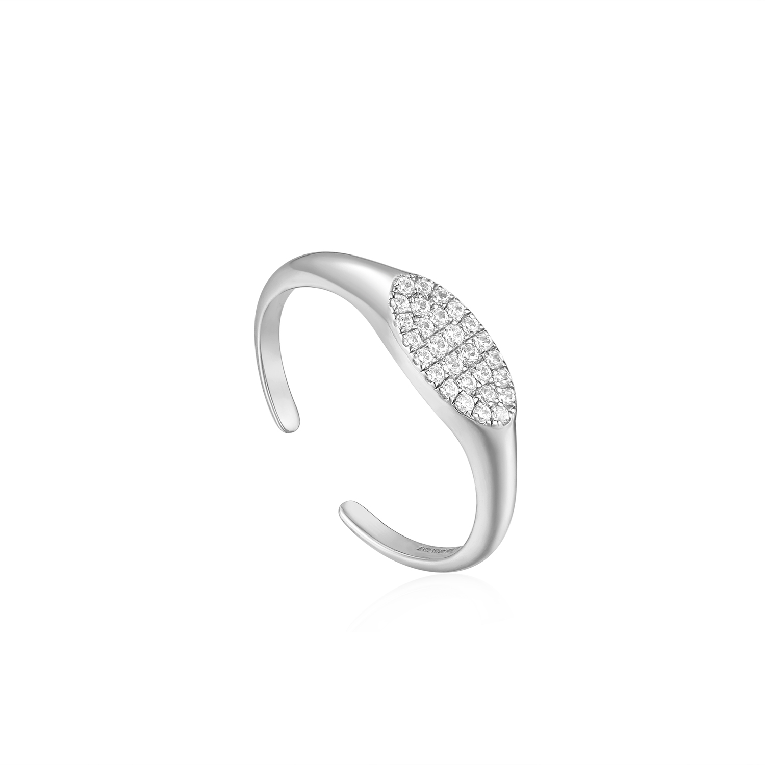 Deze prachtige Glam verstelbare ketting is voorzien van stralende kristallen en heeft een verstelbare lengte, waardoor je het op verschillende manieren kunt dragen - van chique en elegant tot meer casual en speels. Met de tijdloze en veelzijdige stijl van deze ketting kun je eindeloos combineren en je eigen unieke look creëren. Perfect voor elke gelegenheid!