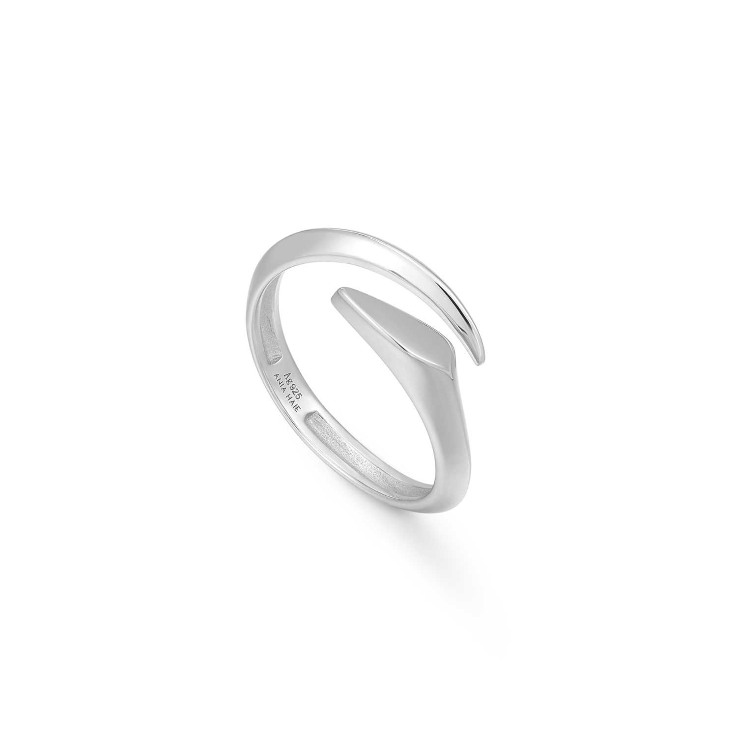 
Ga helemaal op in deze superchique en minimale twist-ring, geïnspireerd op de verhoogde hardwaretrend van dit seizoen. Met scherpe, hoekige randen gemaakt van zilver, draait het bij deze statement ring om power dressing. Dit verstelbare ontwerp met open voorkant biedt maximale veelzijdigheid. Draag gewoon op zichzelf, of combineer met meerdere andere sieraden van Ania Haie. 

