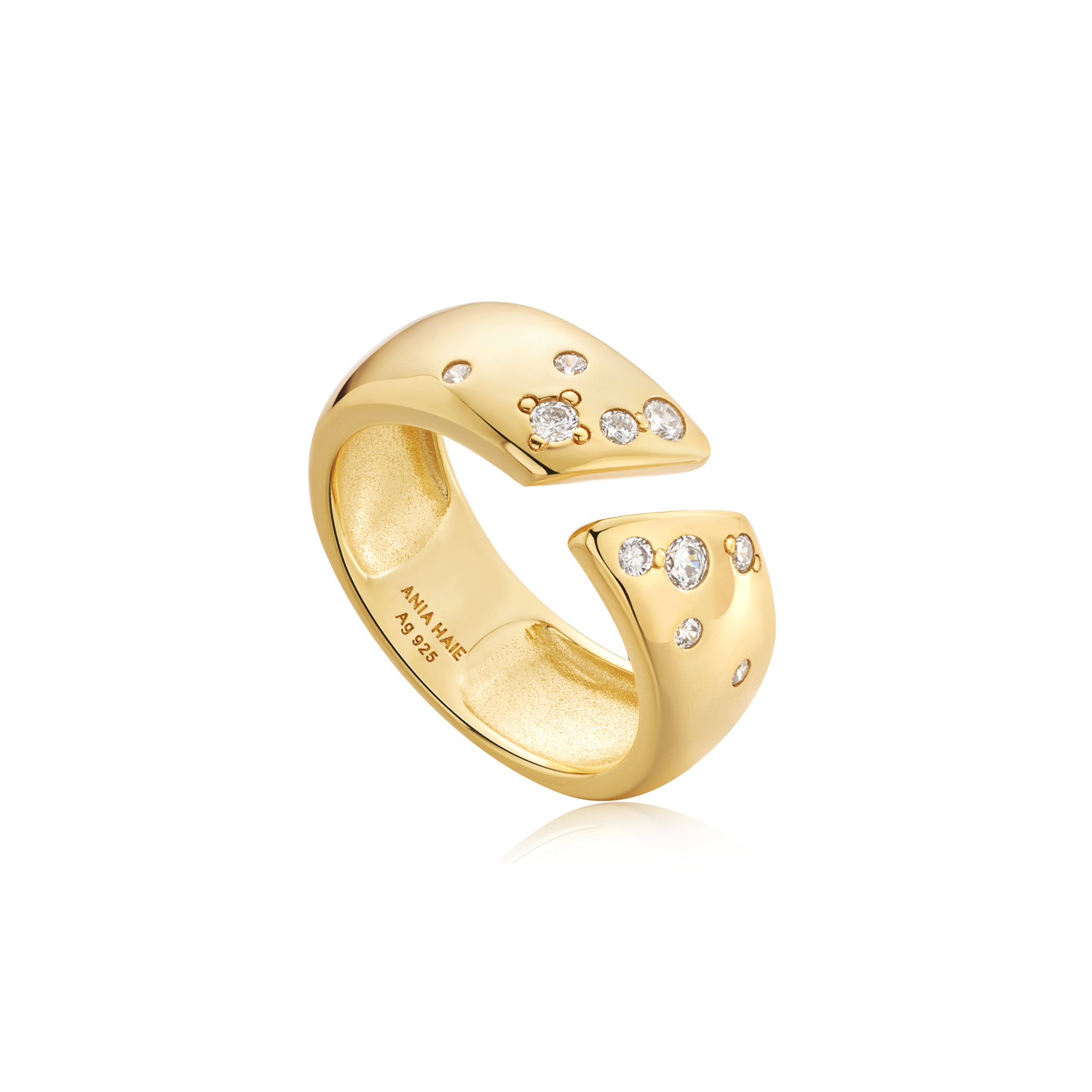 Voeg dimensie en glans toe aan je ringen stack met deze stevige gouden statementring met een knipoog naar moderne kunst. De ring met open voorkant is afgewerkt met sprankelende zirkonia steentjes en is verstelbaar voor de perfecte pasvorm, ideaal om te mixen en matchen voor verschillende looks. Gemaakt van 14kt verguld sterlingzilver.

HET MERK
Geïnspireerd door de laatste fashion trends is Ania Haie het toonaangevende sieradenmerk voor hoogkwalitatieve maar ook betaalbare zilveren sieraden, zonder op de kwaliteit in te leveren. Iedere collectie is gebaseerd op de laatste catwalktrends, waardoor Ania Haie snel tot hét sieradenmerk voor stijlbewuste consumenten is verkozen. Elk sieraad wordt ontworpen om te combineren met andere sieraden waardoor je je eigen look kunt creëren. Maar ook zijn Ania Haie sieraden opvallend genoeg om op zichzelf te dragen.

SPECIFICATIES
- Ania Haie
- Ring verstelbaar
- 925 zilver met gold plating
- Kristal
- AH R054-04G