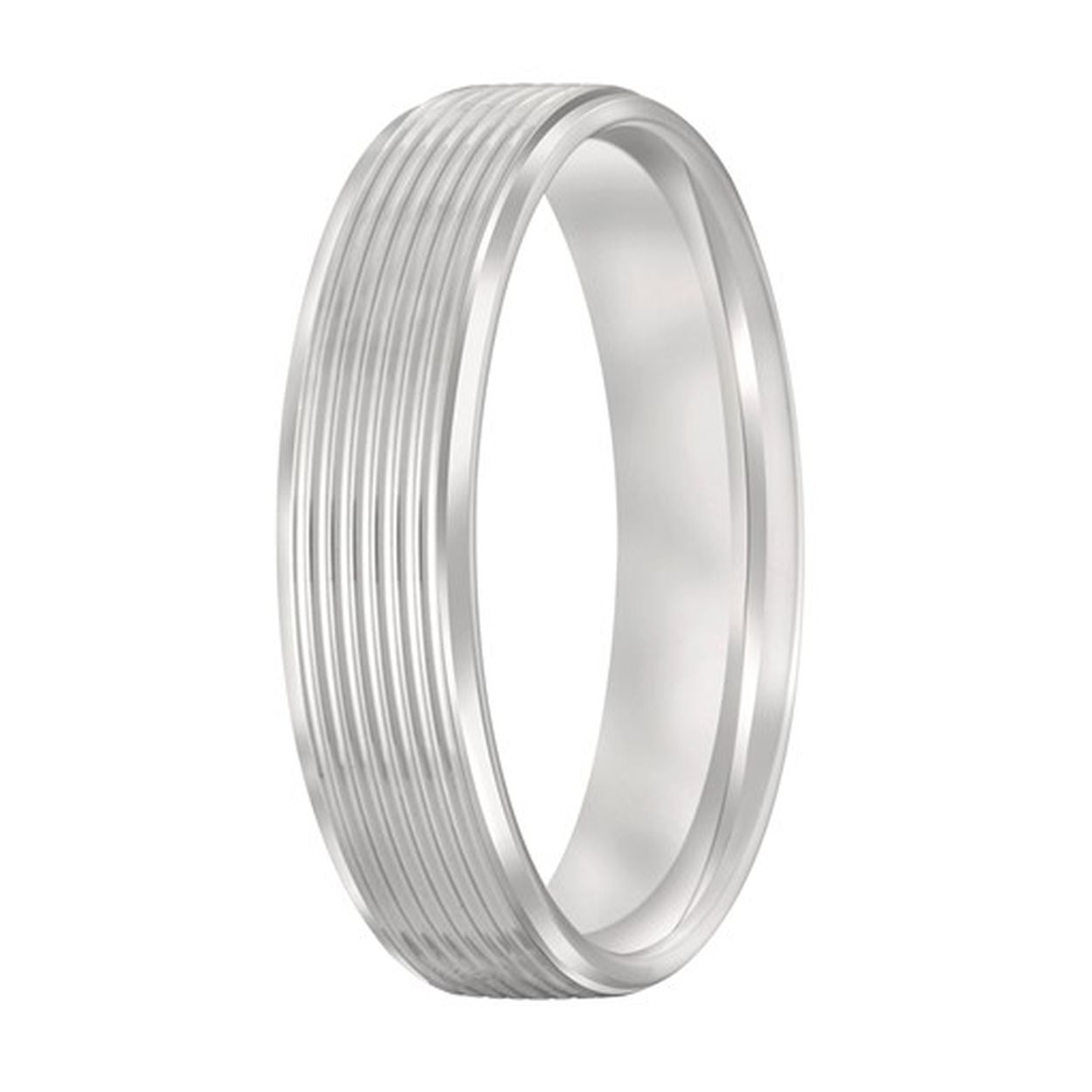 Deze ring is door onze goudsmeden voorzien van hele subtiele bewerkingen. De ronde binnenkant zorgt voor een heerlijk draagcomfort.