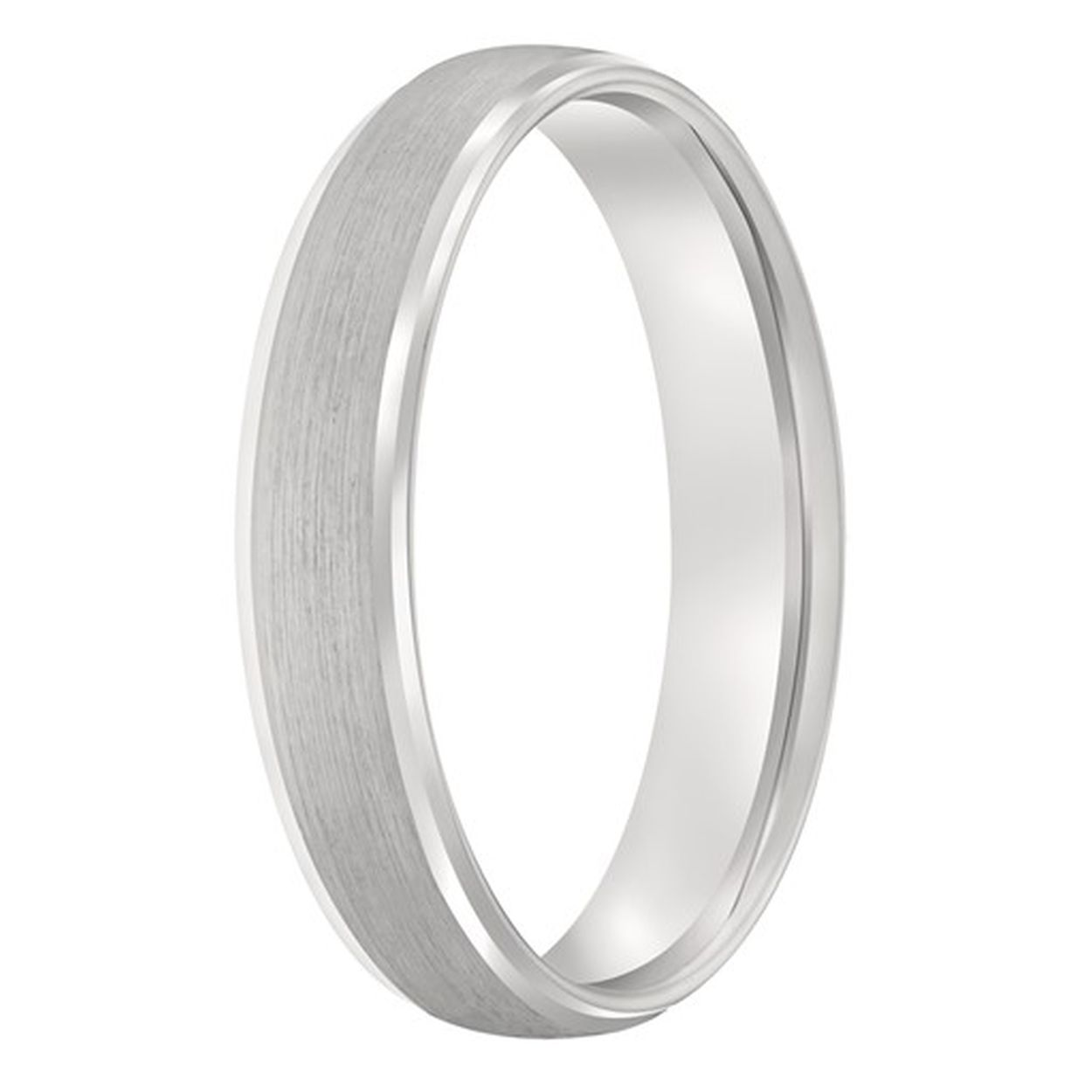 Deze chique zilveren ring is perfect in balans door de twee verlaagde banen. De ronde binnenkant zorgt voor een heerlijk draagcomfort.