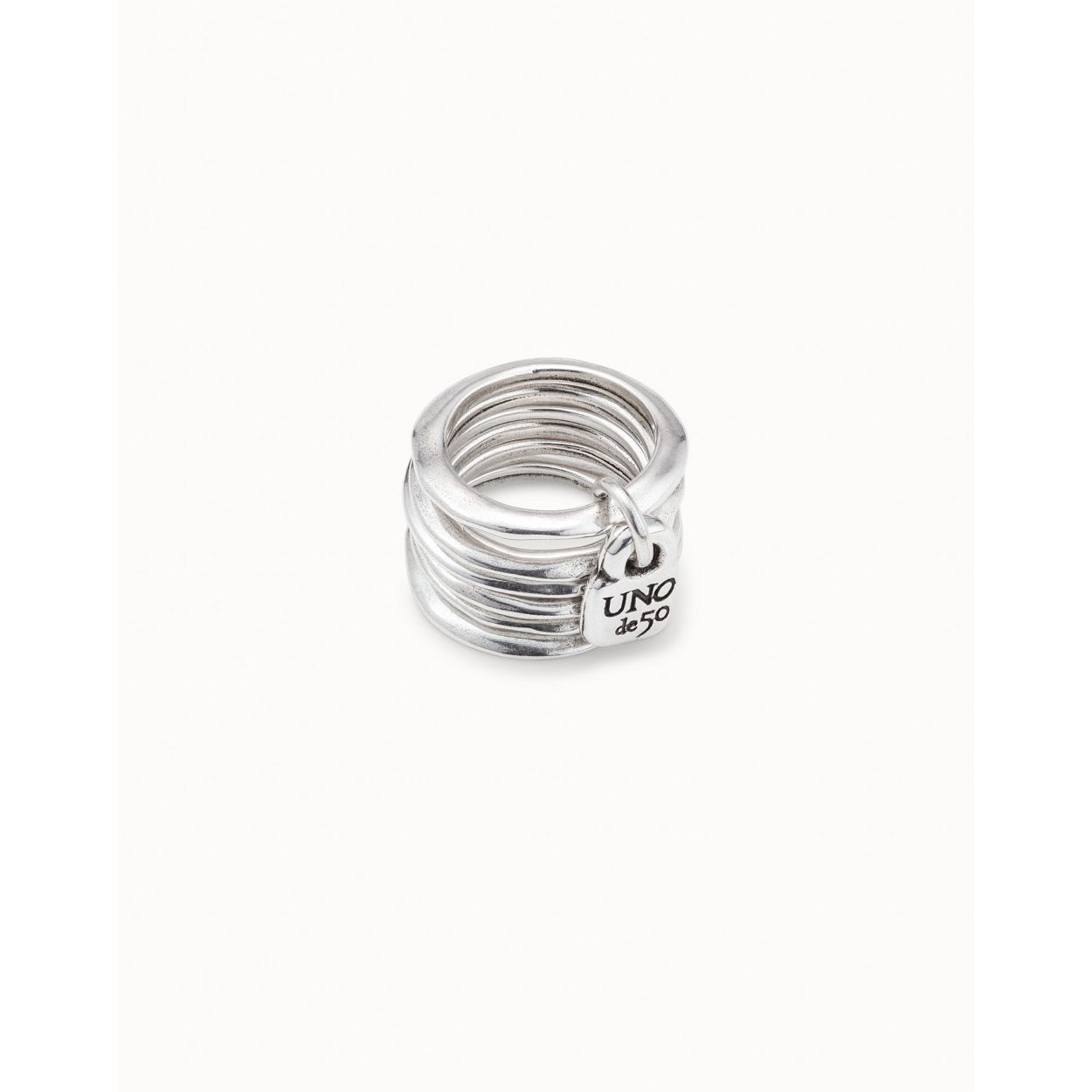 Deze ring is van het merk UNO de 50. Het is een damessieraad gemaakt van metaal. De ring is zilver van kleur. De maat van het sieraad is 18.5.