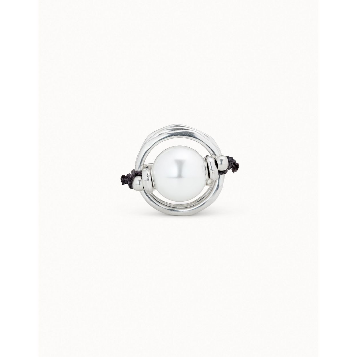 Dit is een ring van het merk Unode50 in de kleur zilver. Het materiaal is metaal en de maat is 18. Daarnaast is het verguld in zilver.