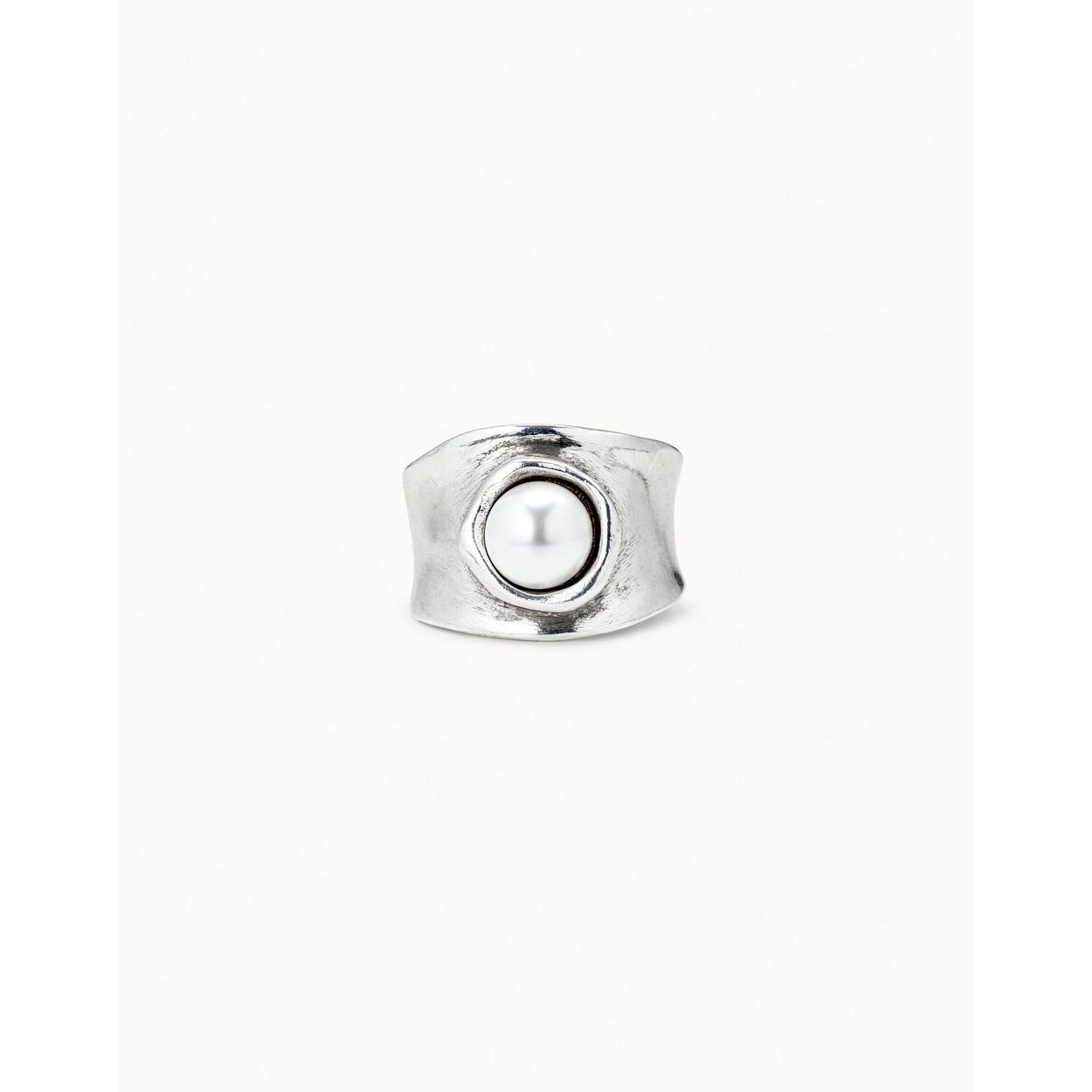 De ANI0609BPLMTL15 is een prachtige ring, perfect voor elke gelegenheid. Gemaakt van hoogwaardig metaal met een diameter van 17,4 mm, biedt deze ring zowel stijl als comfort. Draag hem op je ringvinger of mix en match met andere ringen voor een trendy look. Ideaal voor zowel casual als formele outfits. Voeg een vleugje elegantie toe aan je dag!