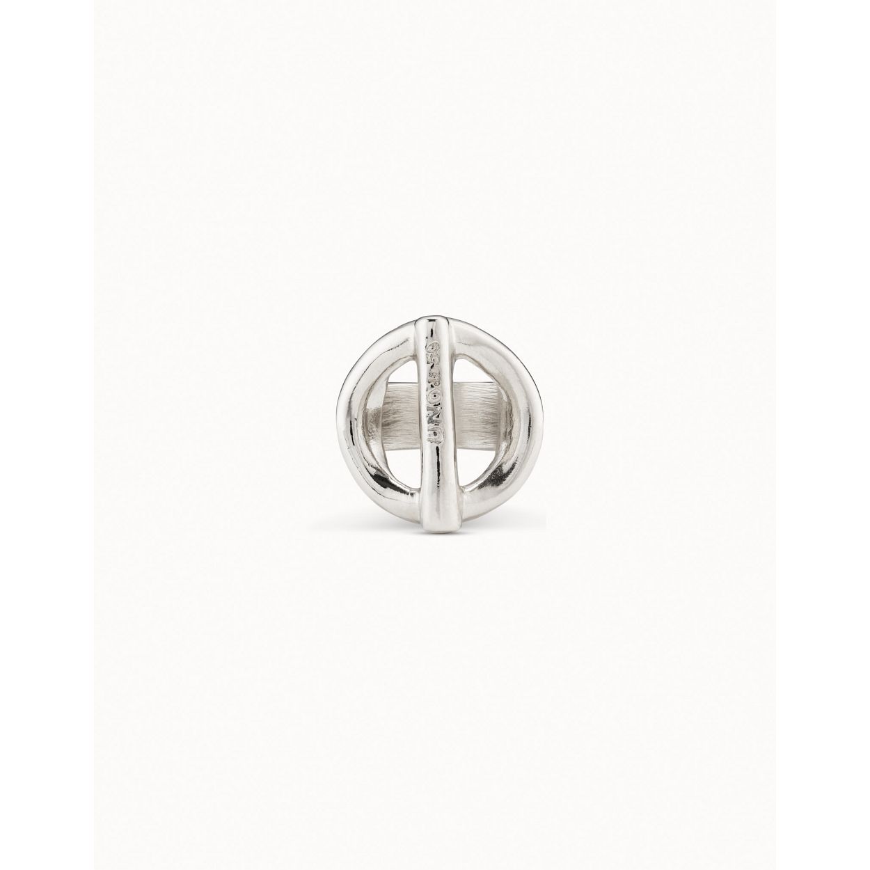 Deze ring is van het merk UNO de 50. De ring is gemaakt van edelmetaal en is zilver van kleur.