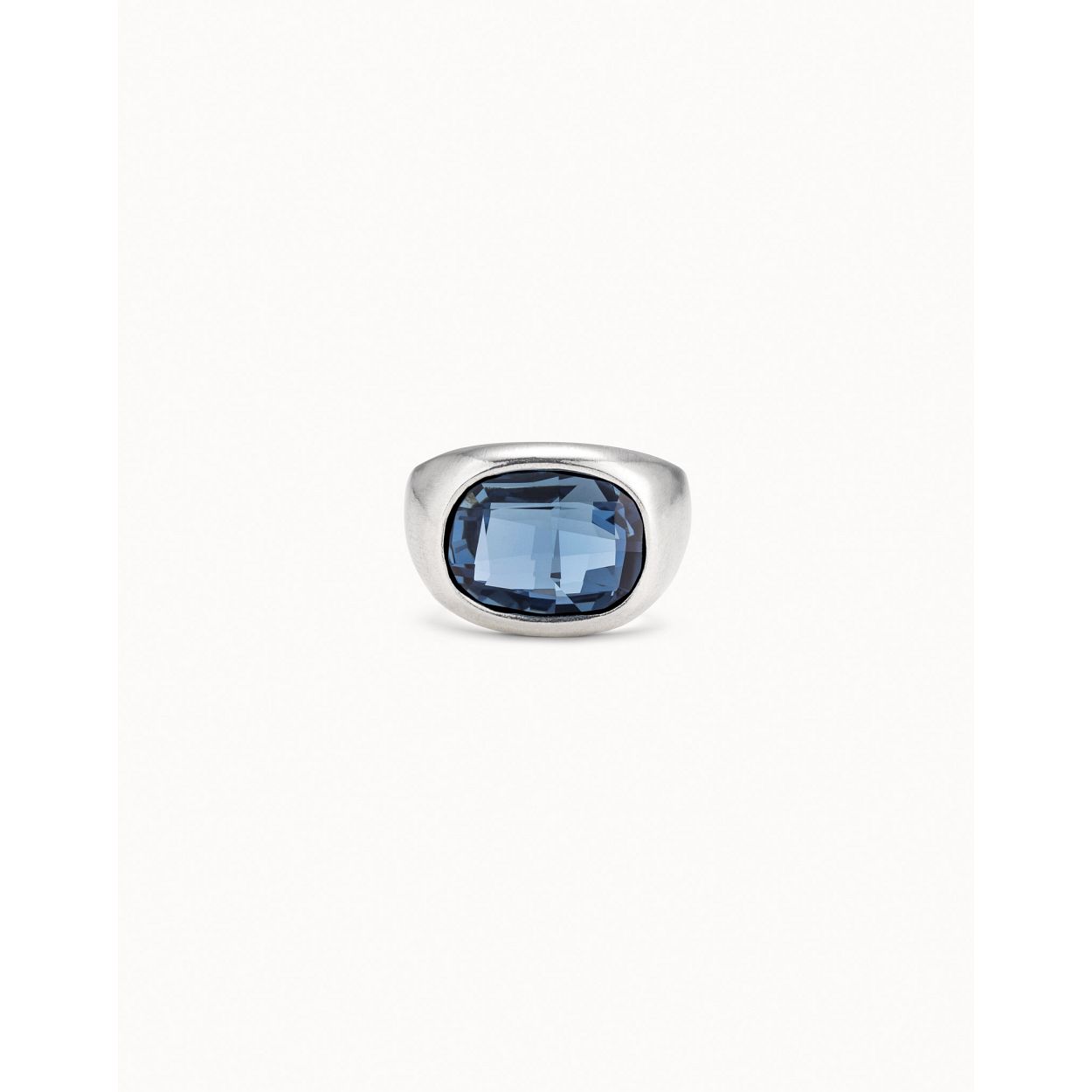 Deze ring is van het merk UNO de 50. De ring is gemaakt van edelmetaal en is blauw van kleur.