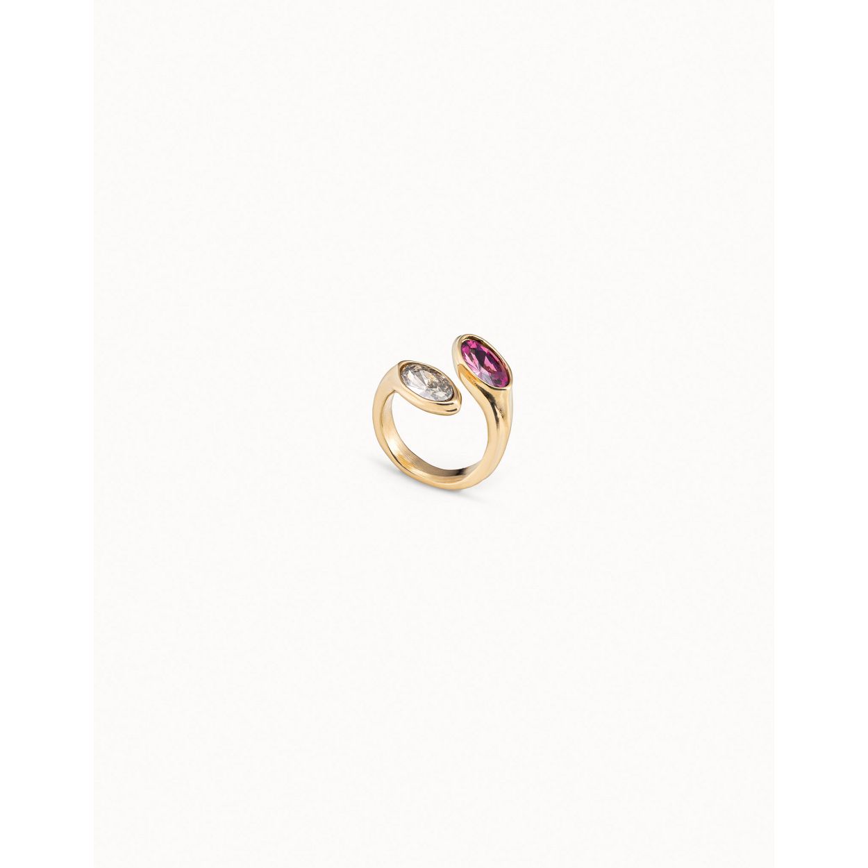 Dit is een ring van het merk Unode50 in de kleur goud. Het materiaal is metaal en de maat is 15.7. Daarnaast is het verguld in goud.
