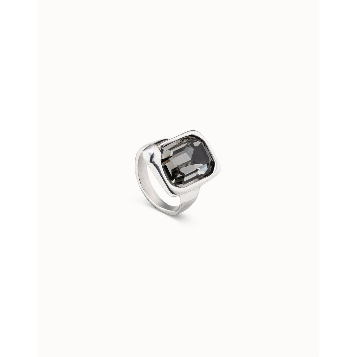 Dit is een ring van het merk Unode50. Het materiaal is  en de maat is . Daarnaast is het verguld in zilver.