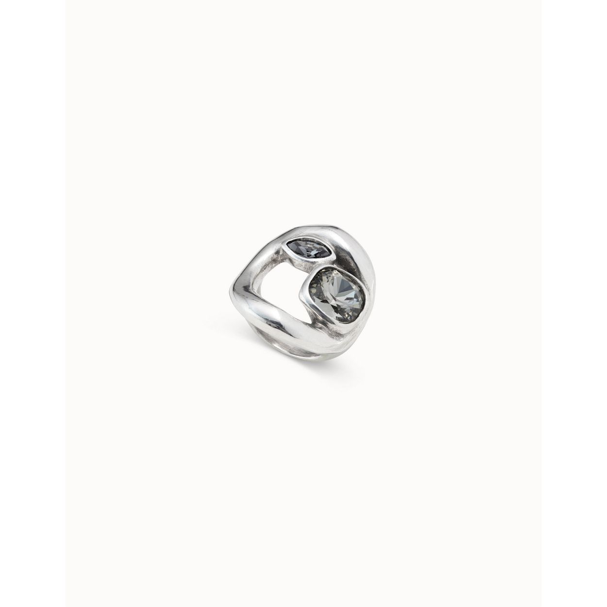 Dit is een ring van het merk Unode50. Het materiaal is  en de maat is . Daarnaast is het verguld in zilver.