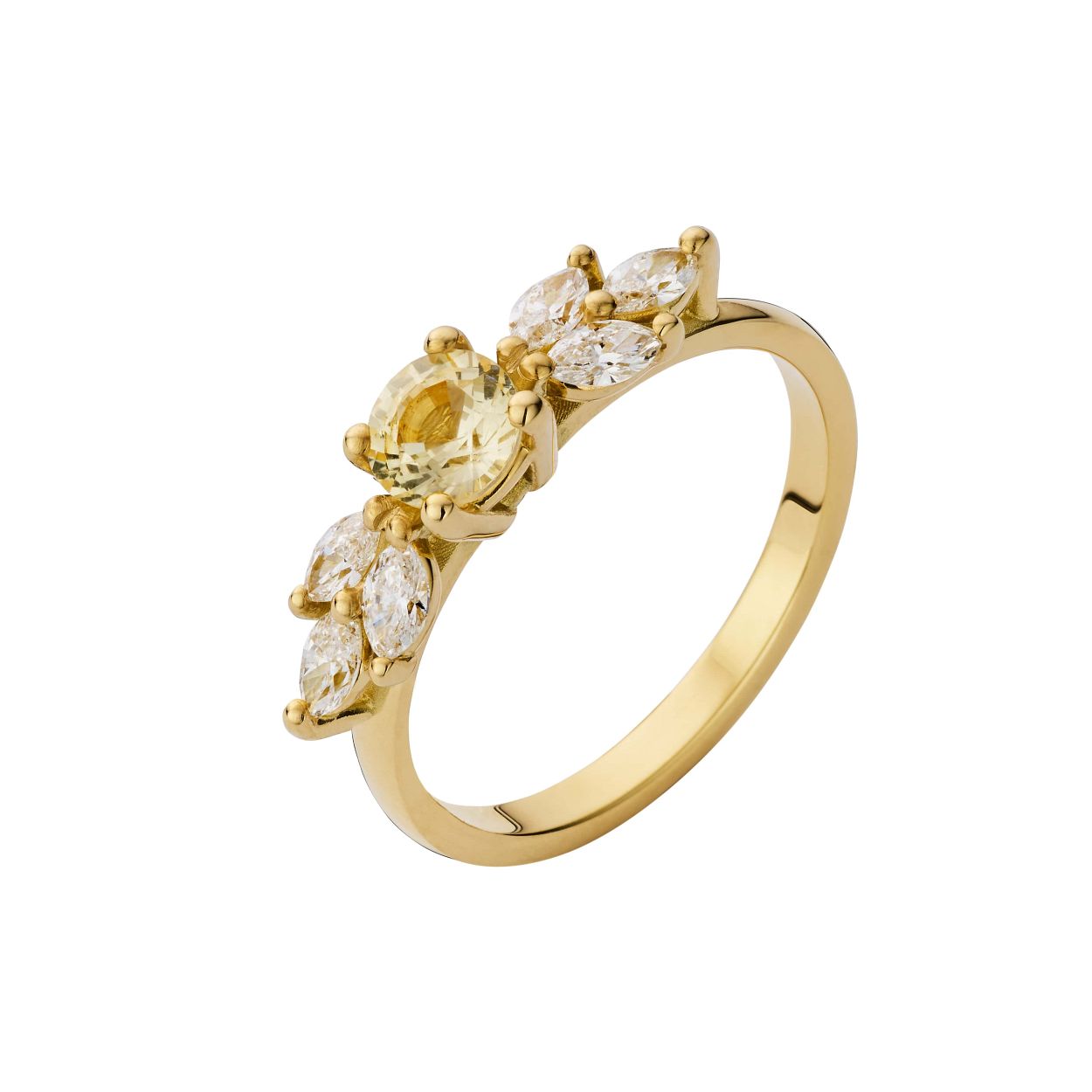 Prachtige ring uit de 'engagement collectie' van Atelier P. 
Mix & match je verlovingsring met de 'wedding' collectie en je krijgt een prachtig geheel!
Deze geel gouden ring (18 kt) genaamd 'Mona' bevat een centrale gele beryl edelsteen en daarrond markies geslepen diamanten: 0,36 ct