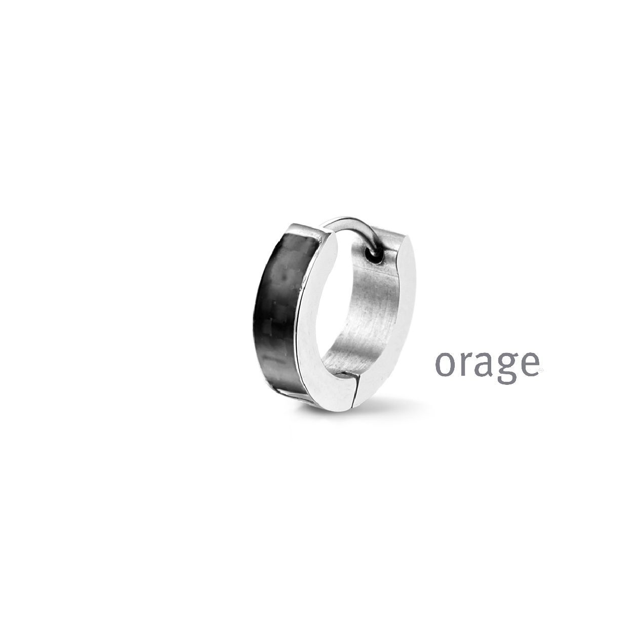 Deze stijlvolle oorbellen voor heren zijn gemaakt van roestvrij staal en carbon, wat zorgt voor een stoere uitstraling. De oorbellen hebben een eigentijds ontwerp en zijn perfect voor zowel casual als formele gelegenheden. Draag ze solo voor een subtiele look, of combineer ze met andere oorbellen voor een gedurfde stijl. Perfect voor de moderne man!