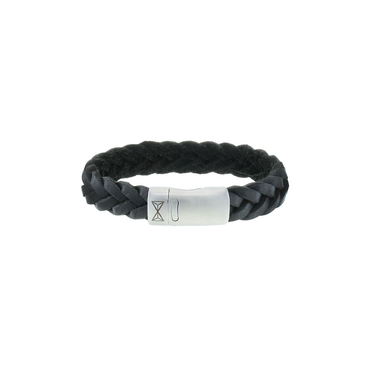 Deze leren armband kenmerkt zich door zijn stoere gevlochten patroon/golf. Gemaakt van hoogwaardig leer en een geborsteld stalen slot. Ook verkrijgbaar in bruin. Deze armband heeft een tijdloos design, waardoor hij makkelijk te combineren is met welke look je ook kiest.