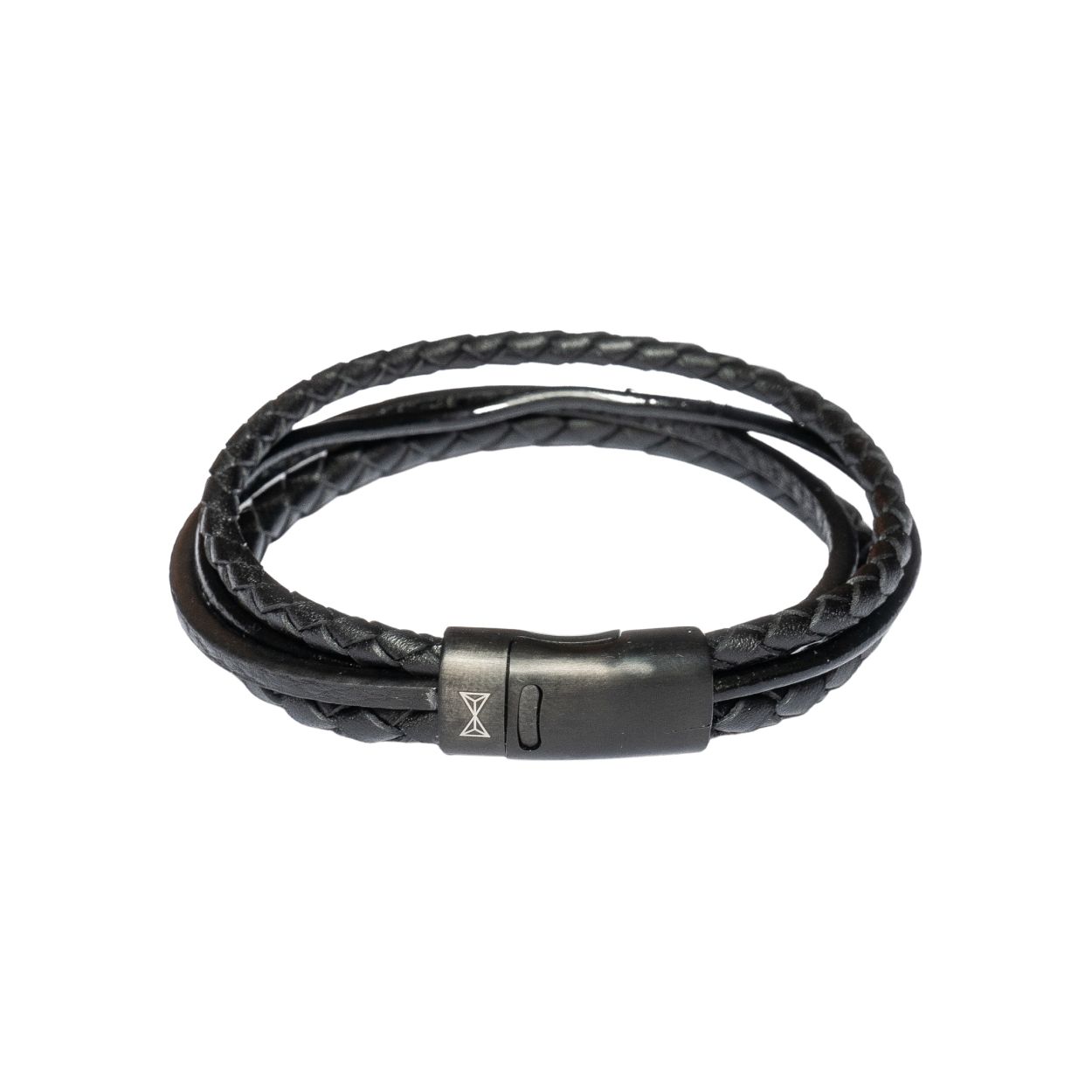 Deze armband is van het merk AZE Jewels. Het is een herensieraad gemaakt van leer. De armband is zwart van kleur.