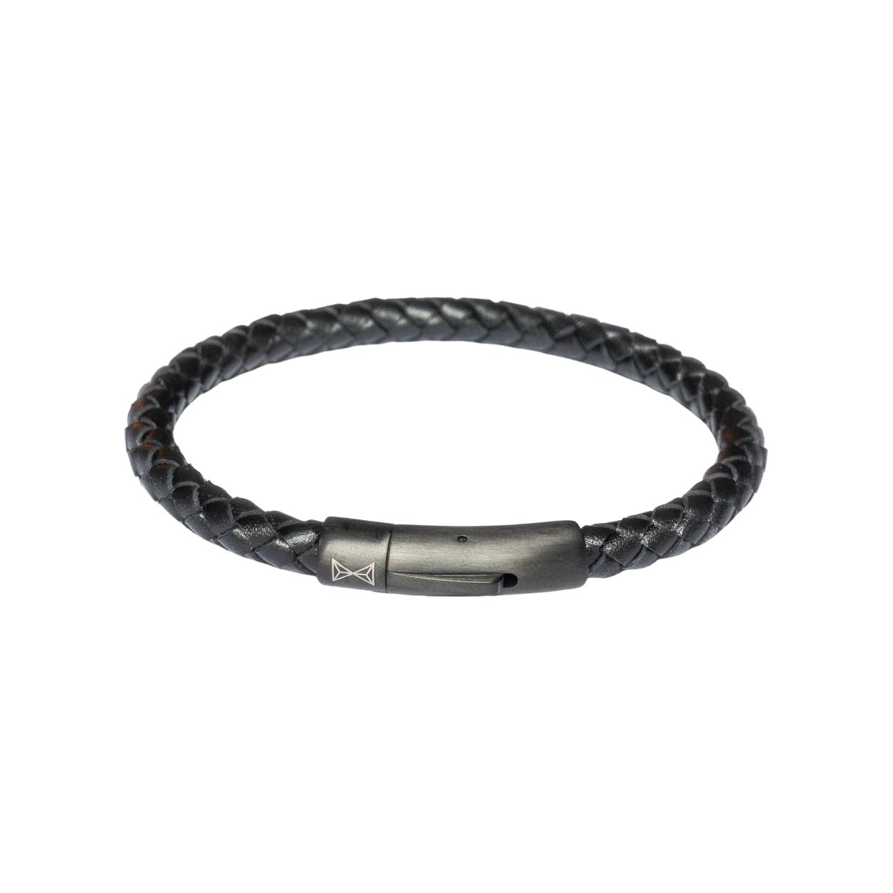 Deze armband is van het merk AZE Jewels. Het is een herensieraad gemaakt van leer. De armband is zwart van kleur.