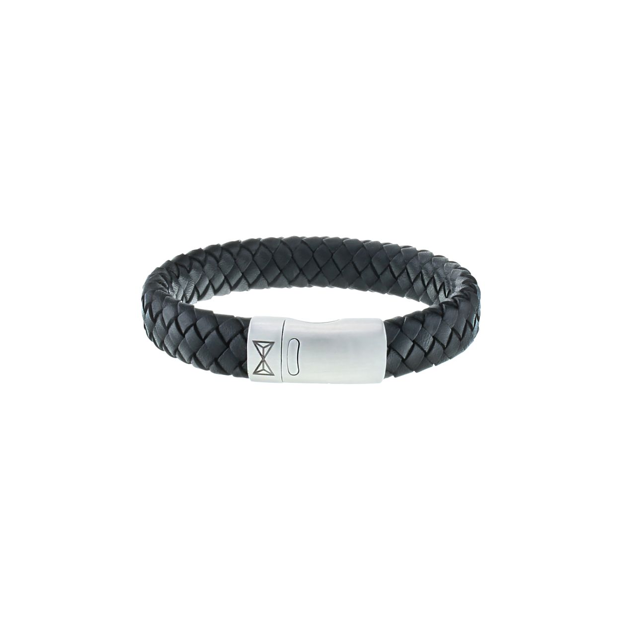 Stijlvol en tijdloos. Dat is waar deze armband voor staat. Deze armband is een perfecte pasvorm voor iedereen en voegt direct stijl toe aan je persoonlijkheid. Gemaakt van hoogwaardig zwart leer met een stalen geborsteld slot. Deze armband is perfect te combineren met andere Aze sieraden.