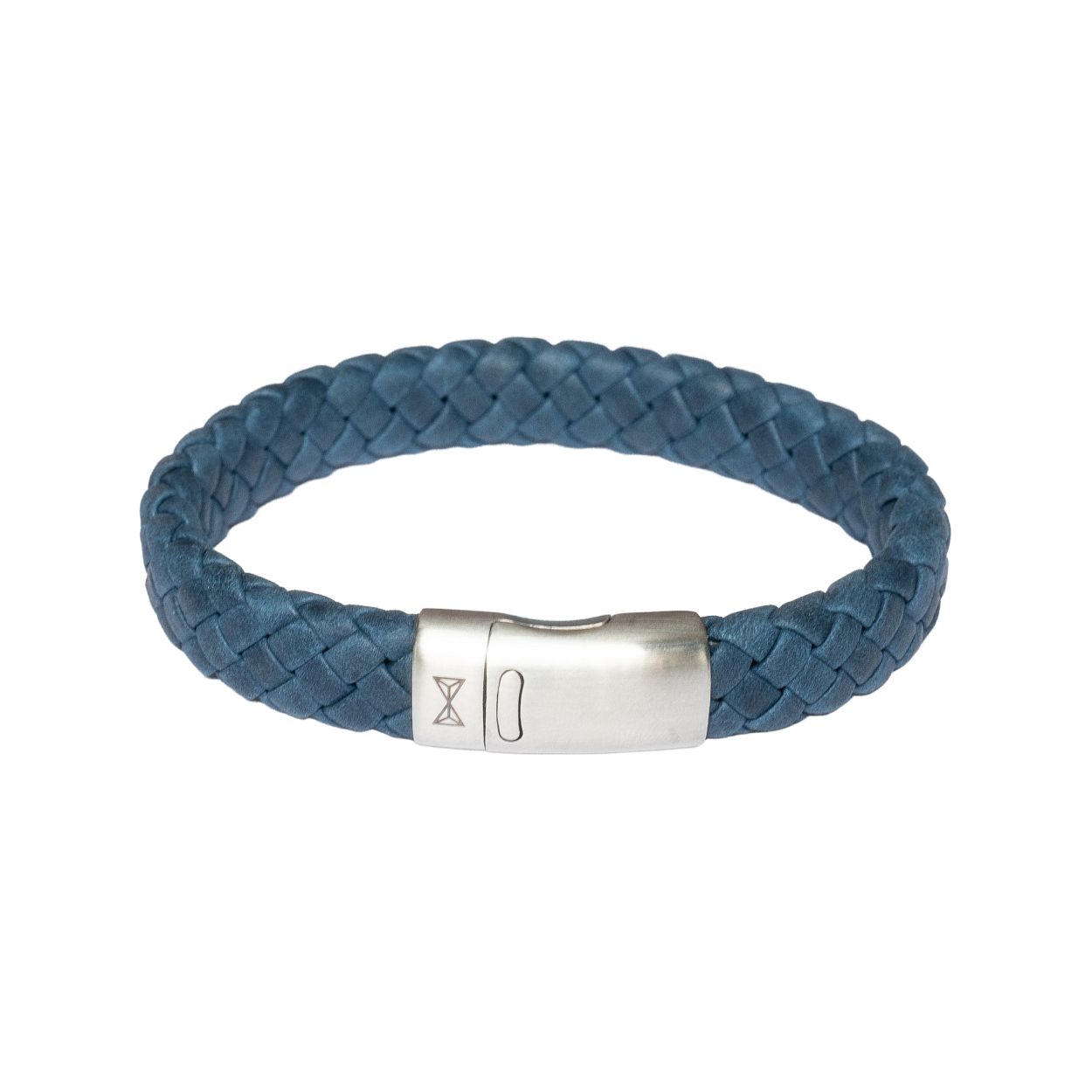 Deze armband is van het merk AZE Jewels. Het is een herensieraad gemaakt van leer. De armband is blauw van kleur.