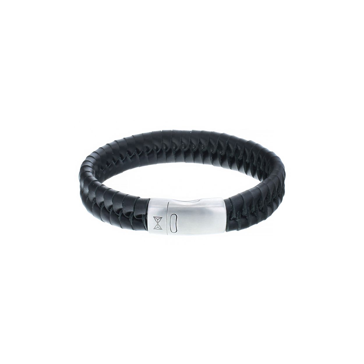 Dit stuk vakmanschap van hoge kwaliteit, gemaakt door onze ambachtslieden, is uniek in zijn soort en zal je doen opvallen. 

De Twisted Wave armband is perfect gevlochten van hoogwaardig zacht leer. Door het mooie leerpatroon is er aandacht besteed aan de kleinste details. Beveiligd door een stalen magnetische sluiting die altijd stevig om je pols blijft zitten. 

Draag het alleen of samen met andere Aze-sieraden. De Twisted Wave is ook verkrijgbaar in bruin.
