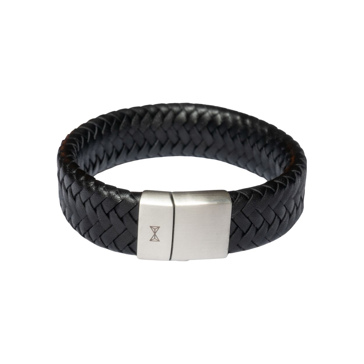 Deze armband is van het merk AZE Jewels. Het is een herensieraad gemaakt van leer. De armband is zwart van kleur.