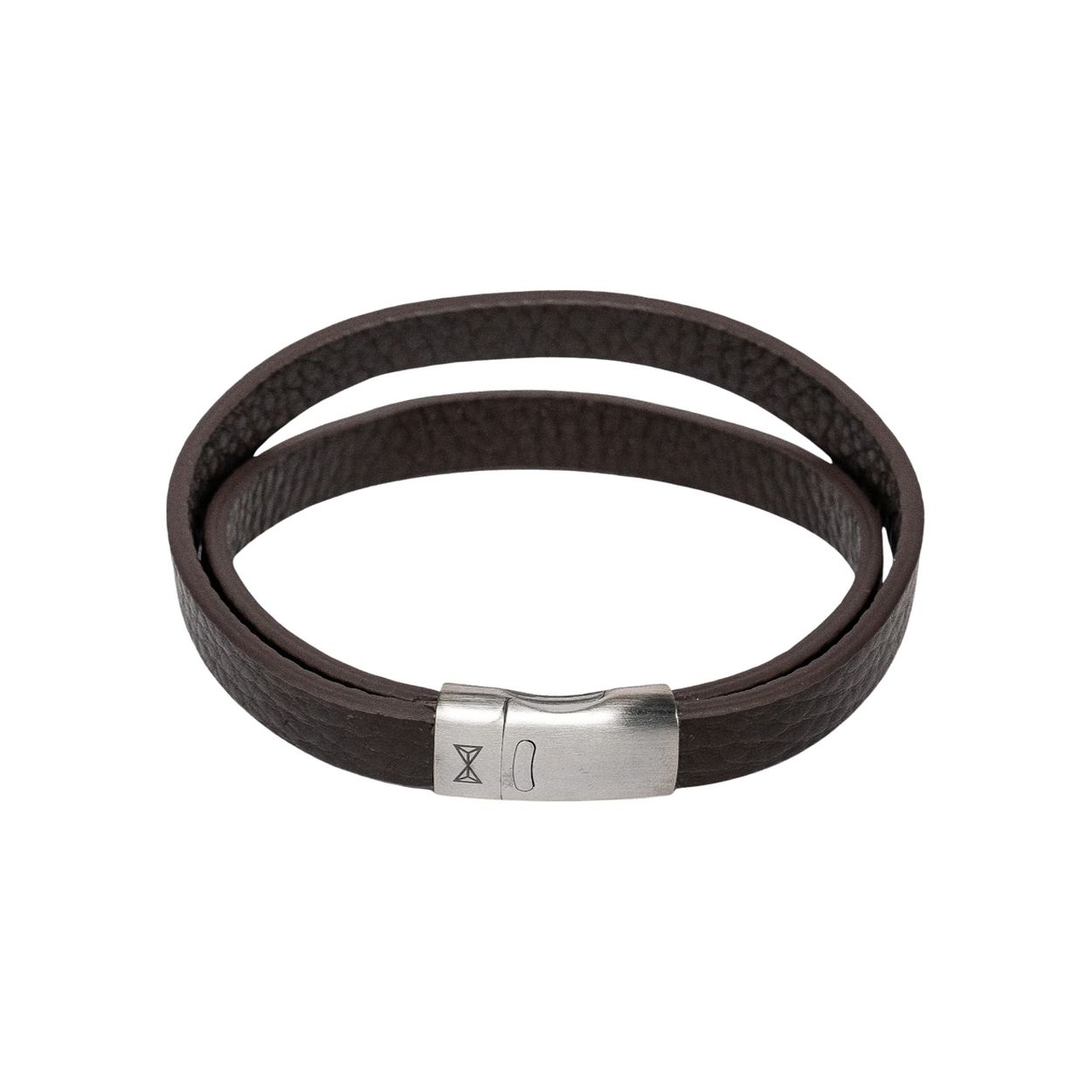 Deze armband is van het merk AZE Jewels. Het is een herensieraad gemaakt van leer. De armband is bruin van kleur.