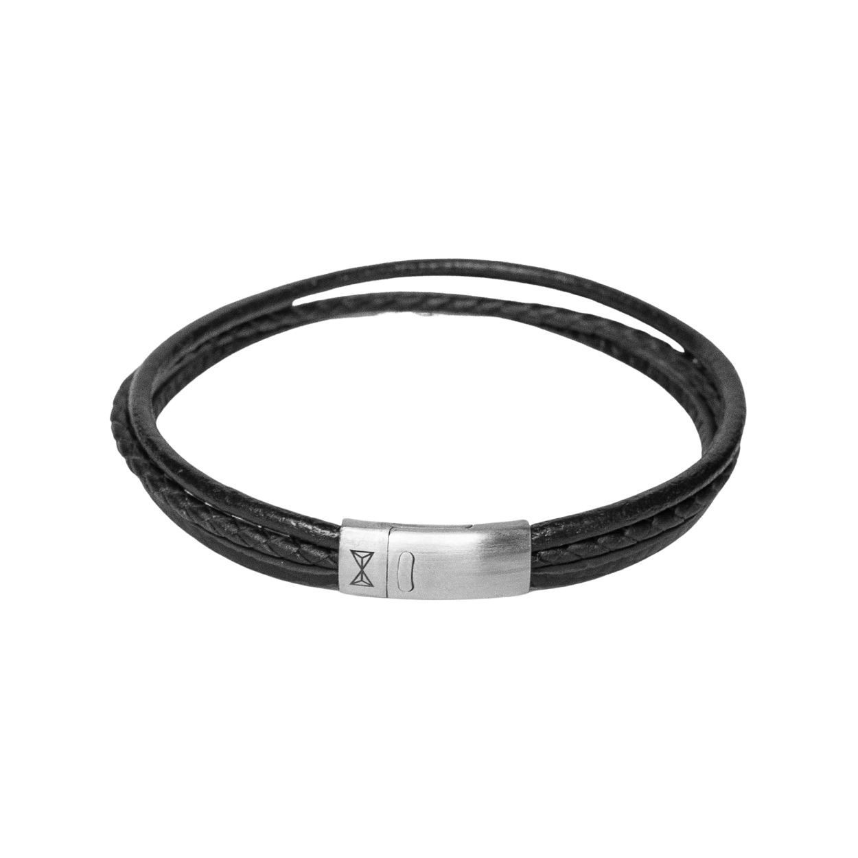 Verfijnde armband met drie kleine bandjes die samenkomen in een stalen geborsteld sterk slot. Gemaakt van hoogwaardig leer. Deze armband combineert perfect met andere Aze-armbanden, maar kan ook gemakkelijk alleen worden gedragen.