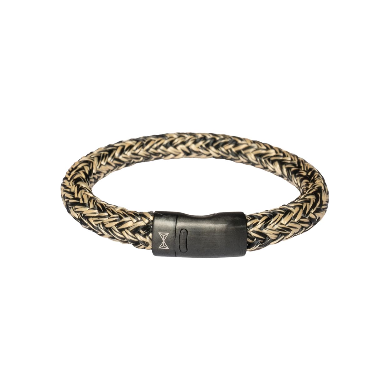 Deze armband is van het merk AZE Jewels. Het is een herensieraad gemaakt van touw. De armband is beige van kleur.