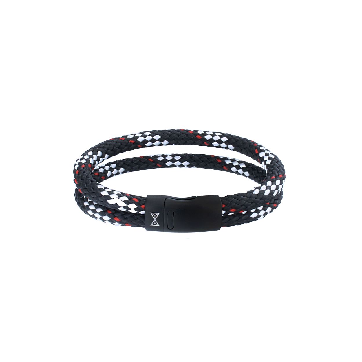 Deze dubbele handgemaakte armband is gemaakt bij de oudste touwfabrikant van Nederland. Het gevlochten touw wordt onder andere gebruikt voor de grootste jachten ter wereld. Gemaakt van hoogwaardig polyester, dat zeer sterk en duurzaam is. 

De kleurencombinatie is zwart met witte en rode details. Afgewerkt met een zwart geborsteld stalen slot. 

De stalen sluiting heeft een sterk magnetisch slot waardoor de armband goed om je pols blijft zitten. Deze armband is perfect te combineren met andere Aze armbanden.