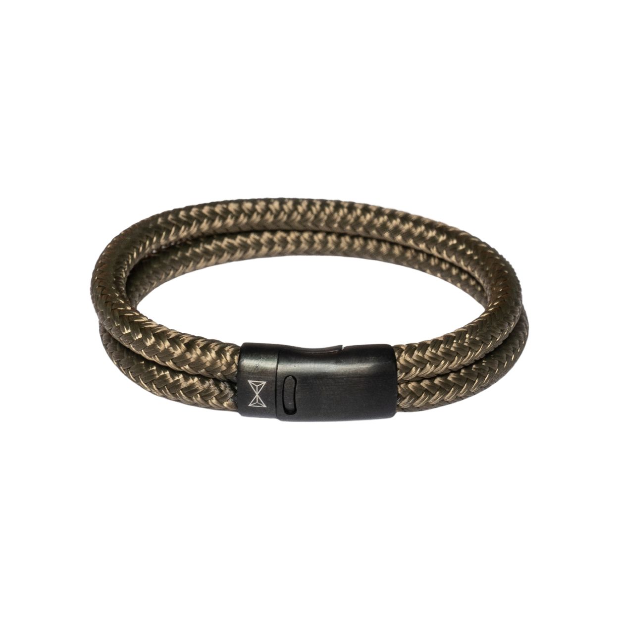 Deze armband is van het merk AZE Jewels. Het is een herensieraad gemaakt van touw. De armband is groen van kleur.