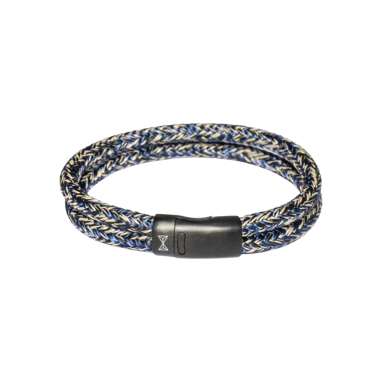 Deze armband is van het merk AZE Jewels. Het is een herensieraad gemaakt van touw. De armband is zwart van kleur.