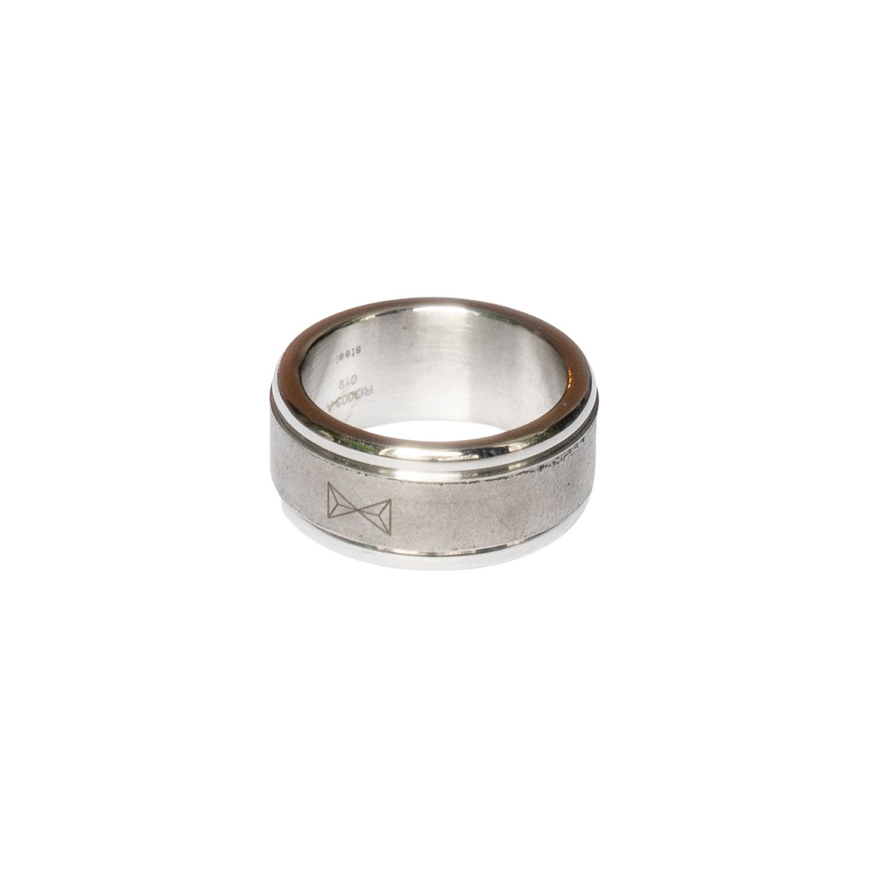 Deze ring is van het merk AZE Jewels. Het is een herensieraad gemaakt van edelstaal. De ring is zilver van kleur.