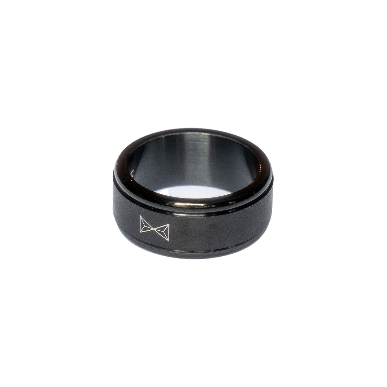 Deze ring is van het merk AZE Jewels. Het is een herensieraad gemaakt van edelstaal. De ring is zwart van kleur.