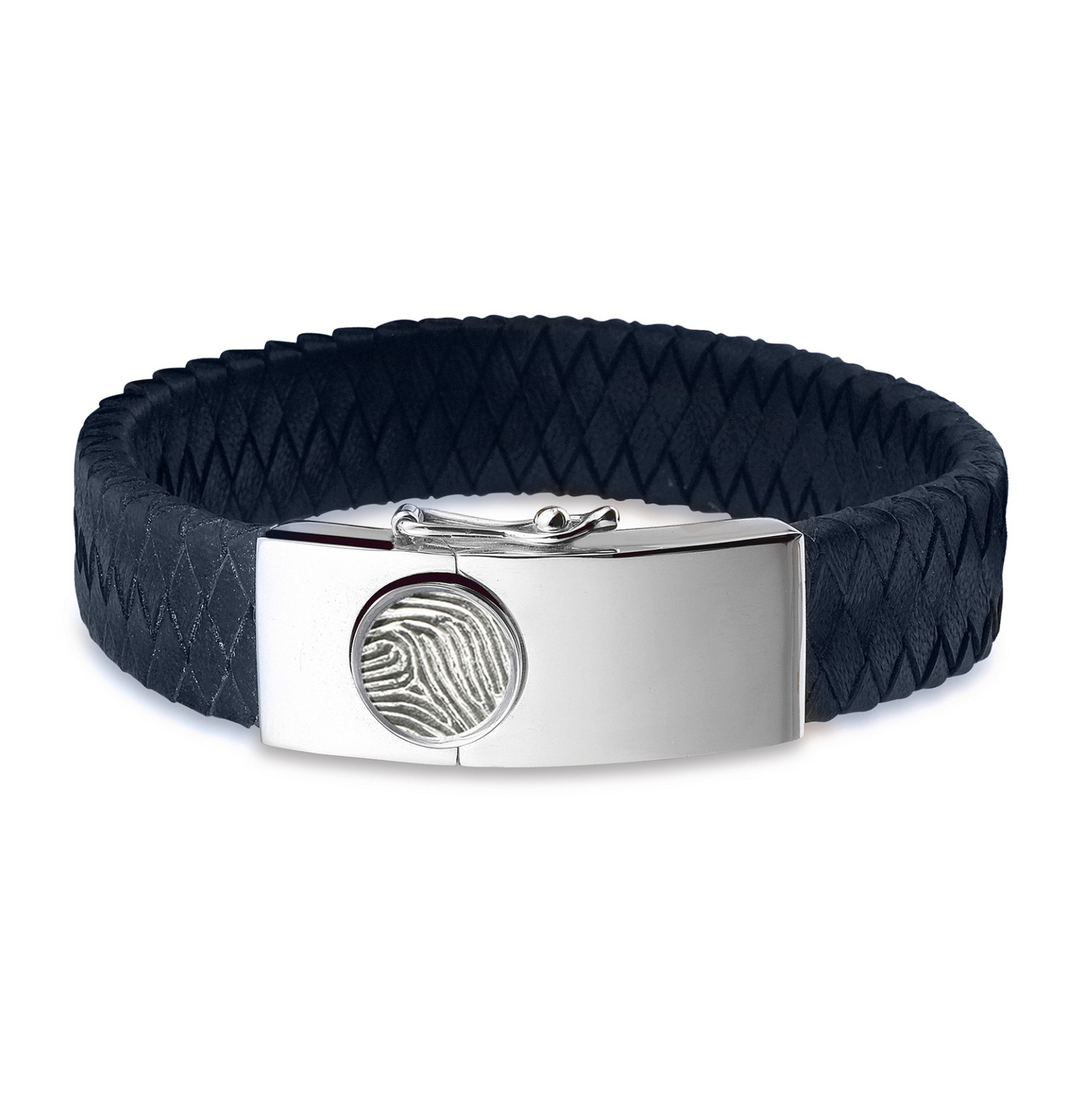 Gevlochten lederen armband met vingerafdruk. Bovenop het zilveren/gouden slot in het ronde compartiment wordt de vingerafdruk gelaserd van uw dierbare.Door op het vingerafdruk-compartiment te drukken opent u het slot. U moet dus echt contact maken met de vingerafdruk van uw dierbare. Op het slot is nog genoeg ruimte om bijvoorbeeld een tekst, handtekening of nog een vingerafdruk op te laseren. De lederen band is verkrijgbaar in diverse kleuren en wordt voor u op de juiste polsmaat gemaakt. De vingerafdruk is inbegrepen in de prijs.


Polsmaat opmeten:
Om de armband op de juiste maat te kunnen maken hebben we uw aangesloten polsmaat nodig (net achter de knokkel). De polsmaat kunt u het beste opmeten met een meetlint. Wij houden er rekening mee dat we extra speling moeten berekenen zodat de armband voor u comfortabel zit.
Samenvatting:
Lederen band is in verschillende kleuren verkrijgbaar: zwart, donkerblauw (navy), donkerbruin, cognac en camel
 	De vingerafdruk is inbegrepen in de prijs.
 	Armbandje wordt op maat gemaakt
 	Let op: lederen banden zijn niet bestand tegen water. Hier zit geen garantie op, maar kan wel altijd vervangen worden.

Afmetingen:
 	Het lederen bandje is 17 mm breed