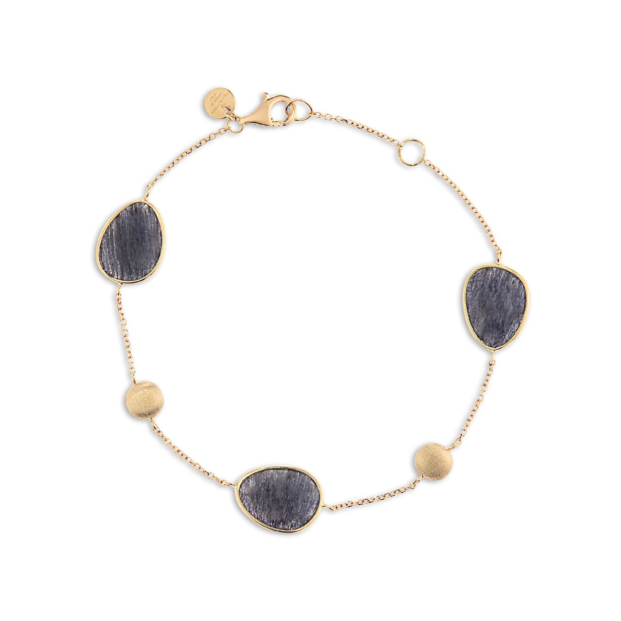 Deze armband is van het merk Italo Bottene. De kleur van het sieraad is geelgoud. Dit sieraad bevat de edelsteen: quartz. De kleur van deze edelsteen is: donkerblauw.