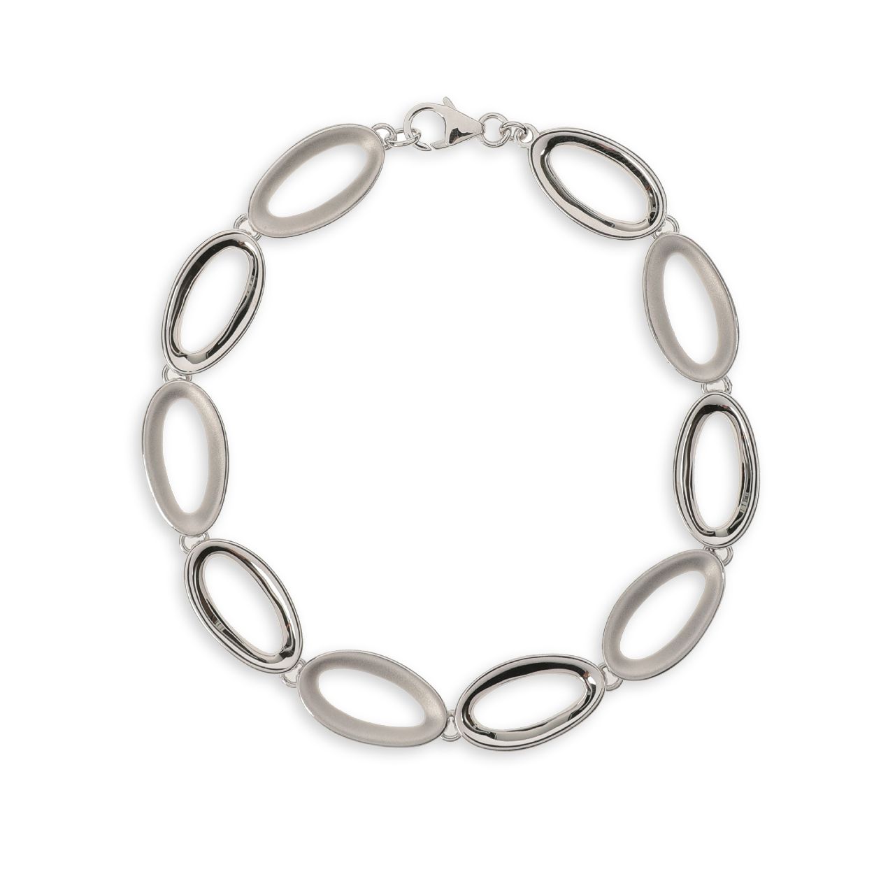 Een zilveren armband van het merk Jon Michel.