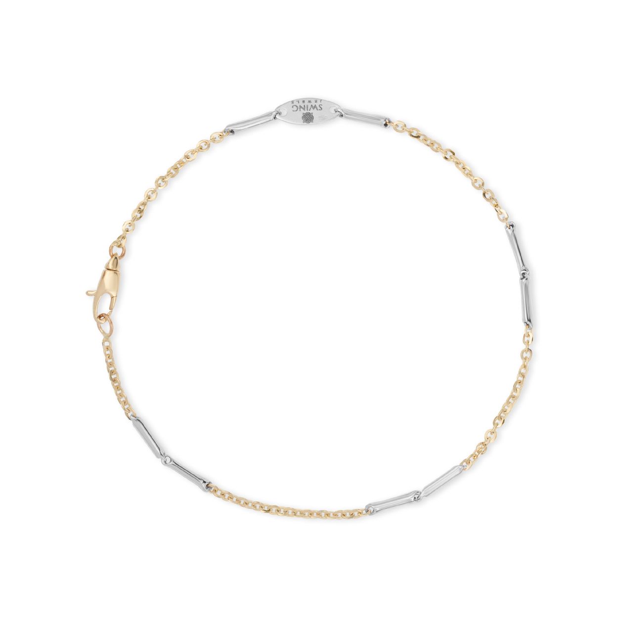 Dit is een armband van het merk Swing Jewels. De kleur van het sieraad is wit en geelgoud.