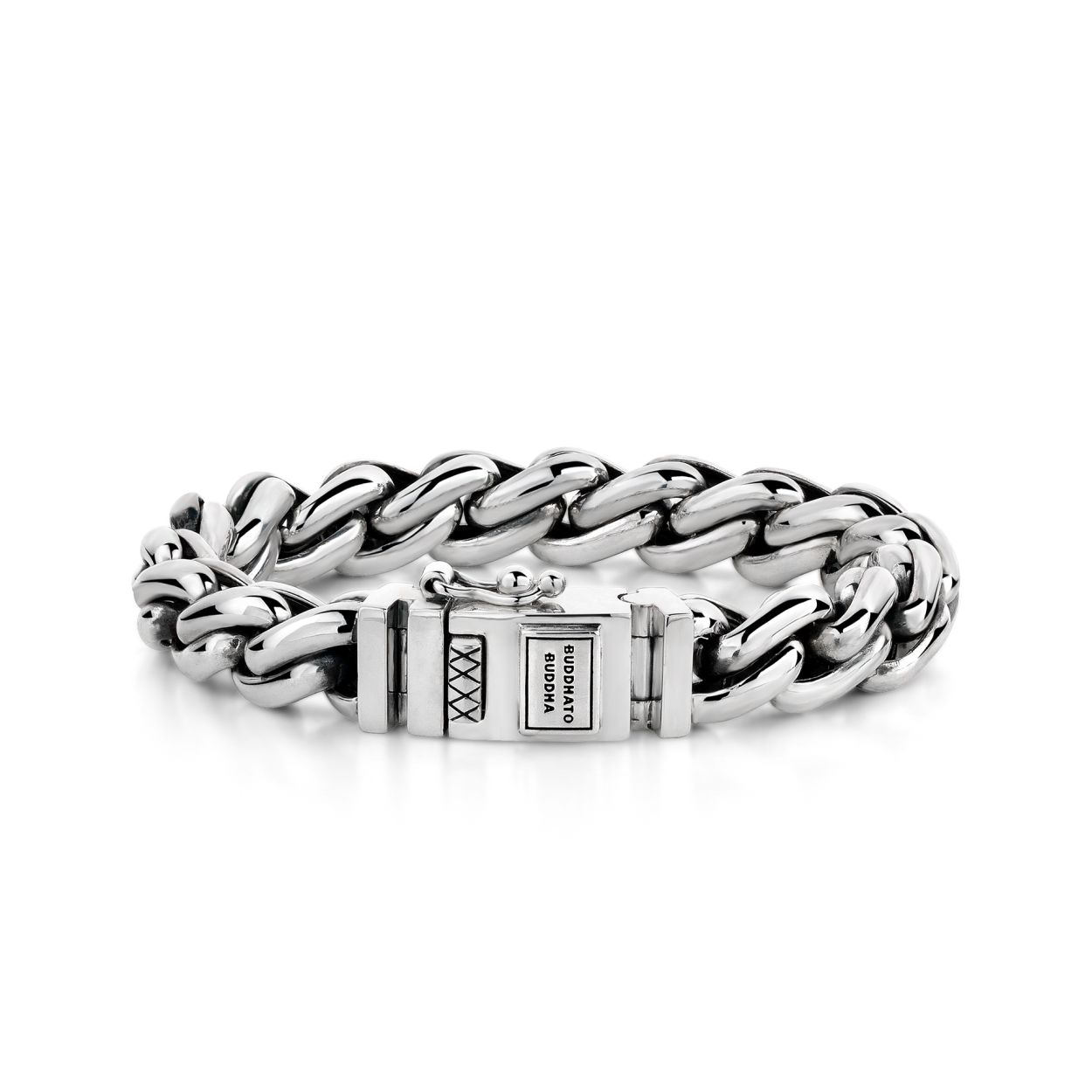De meeste gewilde armbanden van dit moment zijn wel de Buddha to Buddha armbanden. Deze stoere tijdloze zilveren armbanden worden gemaakt in Indonesië in eigen ateliers. Iedere armband wordt met de hand gemaakt en is daarom uniek. De filosofie achter de sieraden gaat over de mens, het individu en het unieke karakter van ieder persoon. Een uniek sieraad voor het unieke in ieder mens. Deze stoere Buddha to Buddha 229 Carmen Medium zilveren armband heeft een luxe uitstraling door de prachtige zware zilveren schakels die prachtig in elkaar grijpen. Een uniek exemplaar! Verkrijgbaar als Buddha to Buddha 229 E Carmen Medium 19 cm en Buddha to Buddha 229 F Carmen Medium 21 cm.