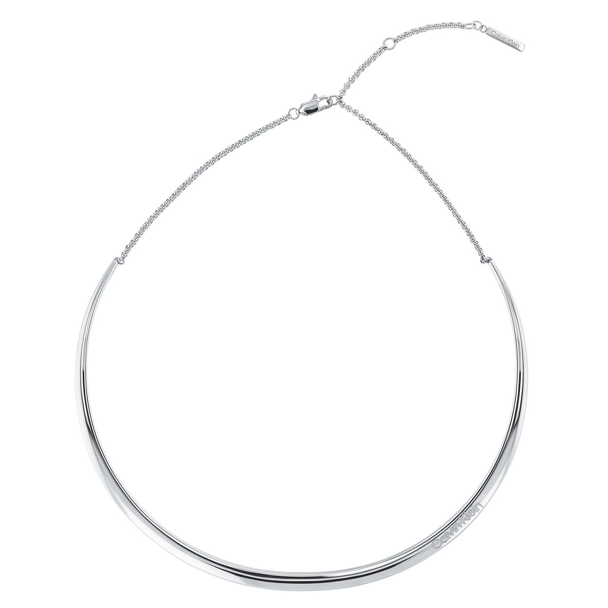 Calvin Klein CJ35000012 Dames Ketting Staal 40cm
Deze stalen damesketting van Calvin Klein met nr CJ35000012 heeft een chique en stoere uitstraling. De zilverkleurige stalen choker valt op aan zijn strakke breed uitlopende gladde voorkant en verloopt halverwege in een ankerschakel ketting die door middel van verschillende tussen oogjes op meerdere lengtes te dragen is.  De ketting heeft een totale lengte van 40cm, en is leuk te combineren met andere sieraden van Calvin Klein. 

OVER CALVIN KLEIN
Calvin Klein is een wereldwijd lifestylemerk dat gewaagde, vooruitstrevende idealen en een verleidelijke, vaak minimalistische, esthetiek nastreeft. Calvin Klein werd groot in de jaren 70 door haar mode- en merkjeans collecties. In de jaren 80 lanceerde Calvin Klein haar spraakmakende ondergoed dat uitdrukkelijk van logo �s voorzien was. Vanwege het grote succes is het merk ook succesvol uitgerold in Accessoires, Parfums, Home, Brillen, Golf, Horloges en Sieraden.
Sinds de oprichting in 1968 door Calvin Klein, heeft het merk haar reputatie opgebouwd als leider in de Amerikaanse mode, dankzij een cleane esthetiek en innovatieve ontwerpen. Calvin Klein wil haar publiek verleiden en inspireren door middel van provocerende beelden en opvallende ontwerpen die prikkelen. 

SPECIFICATIES:
- Stalen dames choker
- Totale lengte 40cm
- Zilverkleurig
- Strak model


