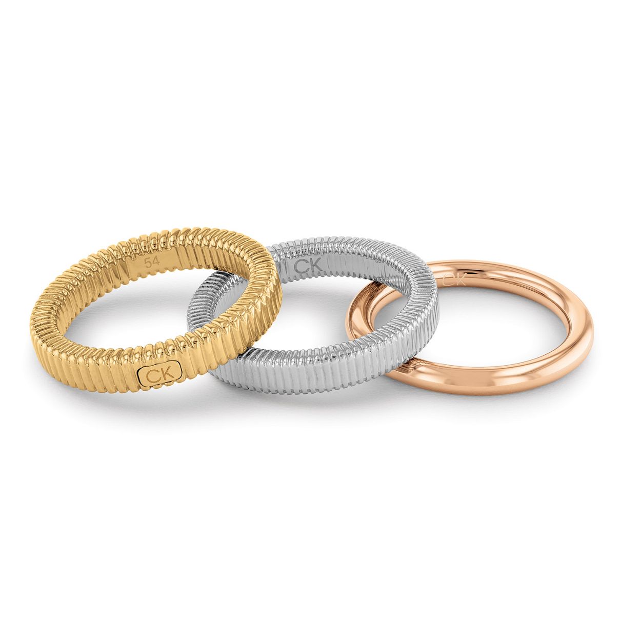 Calvin Klein CJ35000027D Dames Ring 56 Staal Tri color Stacked
Deze stalen damesring van Calvin Klein met nr CJ35000027D heeft een speels uiterlijk. De ring bestaat uit 3 losse delen, die elk verschillend zijn van vorm en kleur. Een zilverkleurige fijn gekartelde ring, een bredere goudkleurige gekartelde ring met logo en een ronde rosekleurige gladde ring. De maat van deze ring is 56 en de ring is op verschillende manieren te dragen. De damesring is leuk te combineren met andere sieraden van Calvin Klein. 

OVER CALVIN KLEIN
Calvin Klein is een wereldwijd lifestylemerk dat gewaagde, vooruitstrevende idealen en een verleidelijke, vaak minimalistische, esthetiek nastreeft. Calvin Klein werd groot in de jaren 70 door haar mode- en merkjeans collecties. In de jaren 80 lanceerde Calvin Klein haar spraakmakende ondergoed dat uitdrukkelijk van logo �s voorzien was. Vanwege het grote succes is het merk ook succesvol uitgerold in Accessoires, Parfums, Home, Brillen, Golf, Horloges en Sieraden.
Sinds de oprichting in 1968 door Calvin Klein, heeft het merk haar reputatie opgebouwd als leider in de Amerikaanse mode, dankzij een cleane esthetiek en innovatieve ontwerpen. Calvin Klein wil haar publiek verleiden en inspireren door middel van provocerende beelden en opvallende ontwerpen die prikkelen. 

SPECIFICATIES:
- Stalen damesring
- Maat 56
- Driekleurig
- Strak, chique en speels


