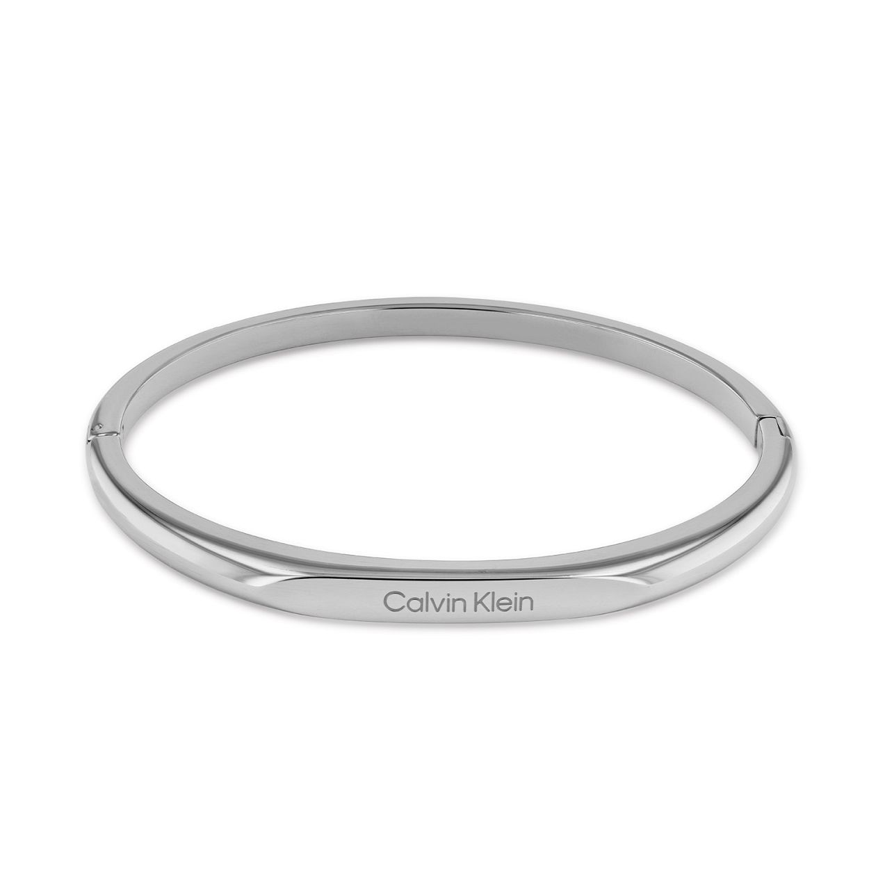 Calvin Klein CJ35000045 Dames Armband Staal Bangle
Deze stalen dames armband van Calvin Klein met nr CJ35000045 heeft een strakke uitstraling. De zilverkleurige bangle armband is gematteerd en heeft een platte bovenkant met daarop het merk gegraveerd. De armband opent met een scharnier sluiting en is op 1 maat te dragen. Leuk te combineren met andere sieraden van Calvin Klein.

OVER CALVIN KLEIN
Calvin Klein is een wereldwijd lifestylemerk dat gewaagde, vooruitstrevende idealen en een verleidelijke, vaak minimalistische, esthetiek nastreeft. Calvin Klein werd groot in de jaren 70 door haar mode- en merkjeans collecties. In de jaren 80 lanceerde Calvin Klein haar spraakmakende ondergoed dat uitdrukkelijk van logo �s voorzien was. Vanwege het grote succes is het merk ook succesvol uitgerold in Accessoires, Parfums, Home, Brillen, Golf, Horloges en Sieraden.
Sinds de oprichting in 1968 door Calvin Klein, heeft het merk haar reputatie opgebouwd als leider in de Amerikaanse mode, dankzij een cleane esthetiek en innovatieve ontwerpen. Calvin Klein wil haar publiek verleiden en inspireren door middel van provocerende beelden en opvallende ontwerpen die prikkelen. 

SPECIFICATIES:
- Stalen dames armband
- Bangle
- Zilverkleurig
- Gematteerd


