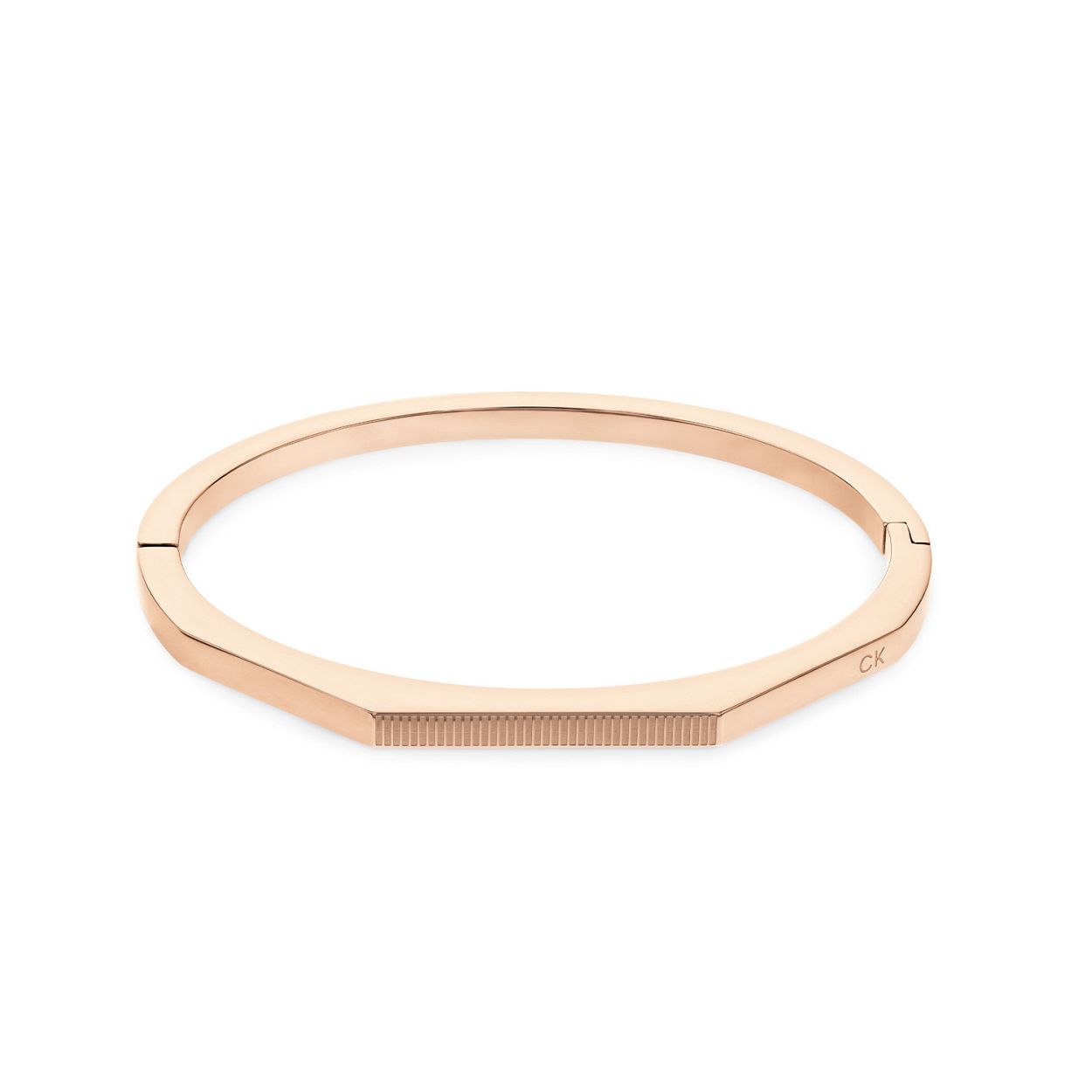 Calvin Klein CJ35000047 Dames Armband Staal Bangle
Deze stalen dames armband van Calvin Klein met nr CJ35000047 heeft een strakke uitstraling. De zacht rosekleurige bangle armband is gematteerd en heeft een platte bovenkant met daarop het merk gegraveerd. De armband opent met een scharnier sluiting en is op 1 maat te dragen. Leuk te combineren met andere sieraden van Calvin Klein.

OVER CALVIN KLEIN
Calvin Klein is een wereldwijd lifestylemerk dat gewaagde, vooruitstrevende idealen en een verleidelijke, vaak minimalistische, esthetiek nastreeft. Calvin Klein werd groot in de jaren 70 door haar mode- en merkjeans collecties. In de jaren 80 lanceerde Calvin Klein haar spraakmakende ondergoed dat uitdrukkelijk van logo �s voorzien was. Vanwege het grote succes is het merk ook succesvol uitgerold in Accessoires, Parfums, Home, Brillen, Golf, Horloges en Sieraden.
Sinds de oprichting in 1968 door Calvin Klein, heeft het merk haar reputatie opgebouwd als leider in de Amerikaanse mode, dankzij een cleane esthetiek en innovatieve ontwerpen. Calvin Klein wil haar publiek verleiden en inspireren door middel van provocerende beelden en opvallende ontwerpen die prikkelen. 

SPECIFICATIES:
- Stalen dames armband
- Bangle
- Zacht rosekleurig
- Gematteerd


