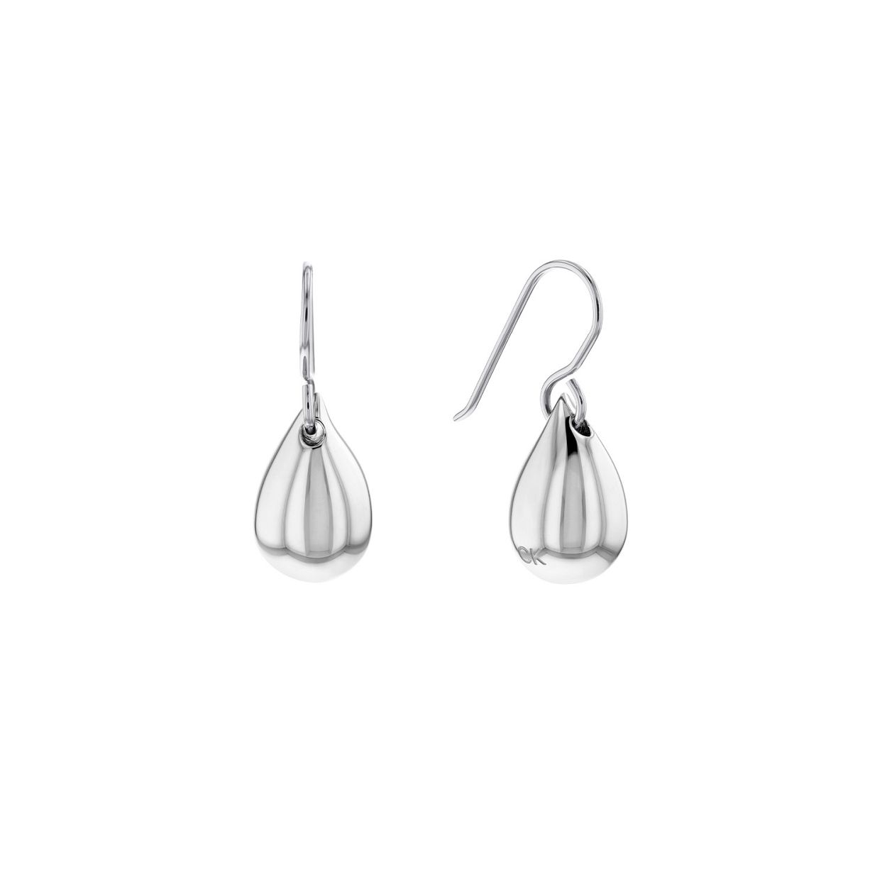 Calvin Klein CJ35000073 Dames Oorhangers Staal Druppel
Deze stalen dames oorhangers van Calvin Klein met nr CJ35000073 hebben een verfijnde en speelse uitstraling. De zilverkleurige oorbellen zitten met een hanghaak in het oor en hebben een druppelhanger die speels heen en weer beweegt. Zeker leuk te combineren met andere sieraden van Calvin Klein. 

OVER CALVIN KLEIN
Calvin Klein is een wereldwijd lifestylemerk dat gewaagde, vooruitstrevende idealen en een verleidelijke, vaak minimalistische, esthetiek nastreeft. Calvin Klein werd groot in de jaren 70 door haar mode- en merkjeans collecties. In de jaren 80 lanceerde Calvin Klein haar spraakmakende ondergoed dat uitdrukkelijk van logo �s voorzien was. Vanwege het grote succes is het merk ook succesvol uitgerold in Accessoires, Parfums, Home, Brillen, Golf, Horloges en Sieraden.
Sinds de oprichting in 1968 door Calvin Klein, heeft het merk haar reputatie opgebouwd als leider in de Amerikaanse mode, dankzij een cleane esthetiek en innovatieve ontwerpen. Calvin Klein wil haar publiek verleiden en inspireren door middel van provocerende beelden en opvallende ontwerpen die prikkelen. 

SPECIFICATIES:
- Stalen dames oorbellen
- Oorhanger
- Zilverkleurig
- Druppelvorm


