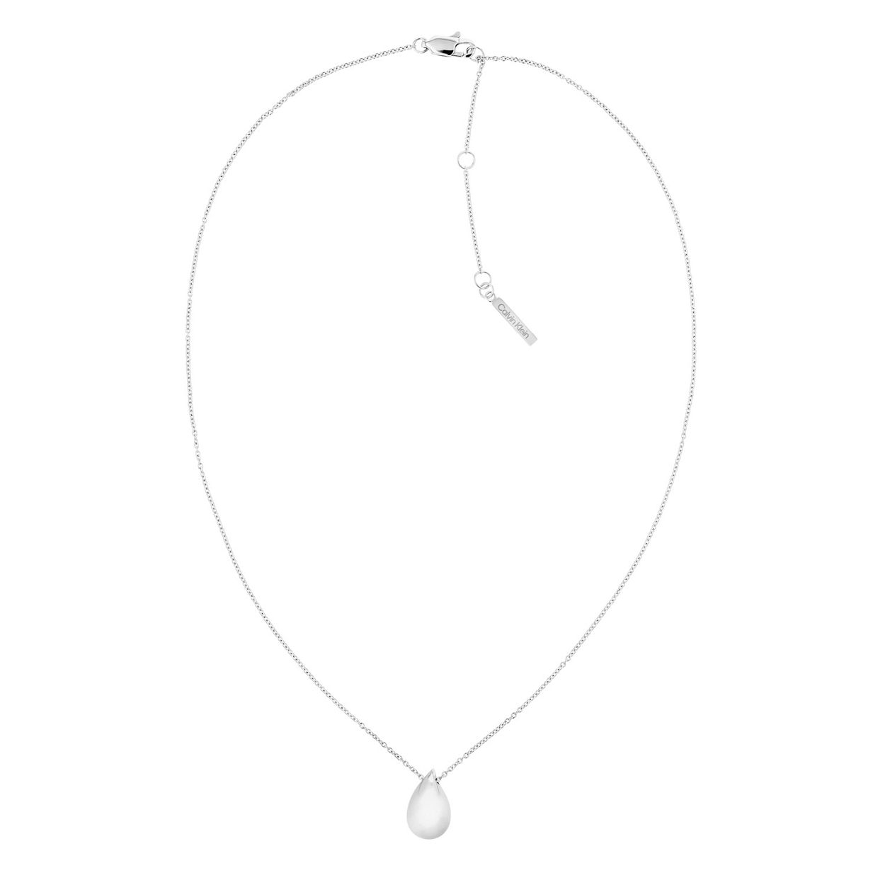 Calvin Klein CJ35000083 Dames Ketting Staal 50cm
Deze stalen damesketting van Calvin Klein met nr CJ35000083 heeft een verfijnde uitstraling. De zilverkleurige ketting heeft een ankerschakel met een totale lengte van 50 cm en is op verschillende lengtes te dragen door de tussenogen. Aan de ketting hangt een hanger in de vorm van een druppel die sierlijk over de ketting beweegt. Leuk te combineren met andere sieraden uit deze lijn van Calvin Klein. 

OVER CALVIN KLEIN
Calvin Klein is een wereldwijd lifestylemerk dat gewaagde, vooruitstrevende idealen en een verleidelijke, vaak minimalistische, esthetiek nastreeft. Calvin Klein werd groot in de jaren 70 door haar mode- en merkjeans collecties. In de jaren 80 lanceerde Calvin Klein haar spraakmakende ondergoed dat uitdrukkelijk van logo �s voorzien was. Vanwege het grote succes is het merk ook succesvol uitgerold in Accessoires, Parfums, Home, Brillen, Golf, Horloges en Sieraden.
Sinds de oprichting in 1968 door Calvin Klein, heeft het merk haar reputatie opgebouwd als leider in de Amerikaanse mode, dankzij een cleane esthetiek en innovatieve ontwerpen. Calvin Klein wil haar publiek verleiden en inspireren door middel van provocerende beelden en opvallende ontwerpen die prikkelen. 

SPECIFICATIES:
- Stalen dames ketting
- Totale lengte 50cm
- Zilverkleurig
- Druppelhanger

