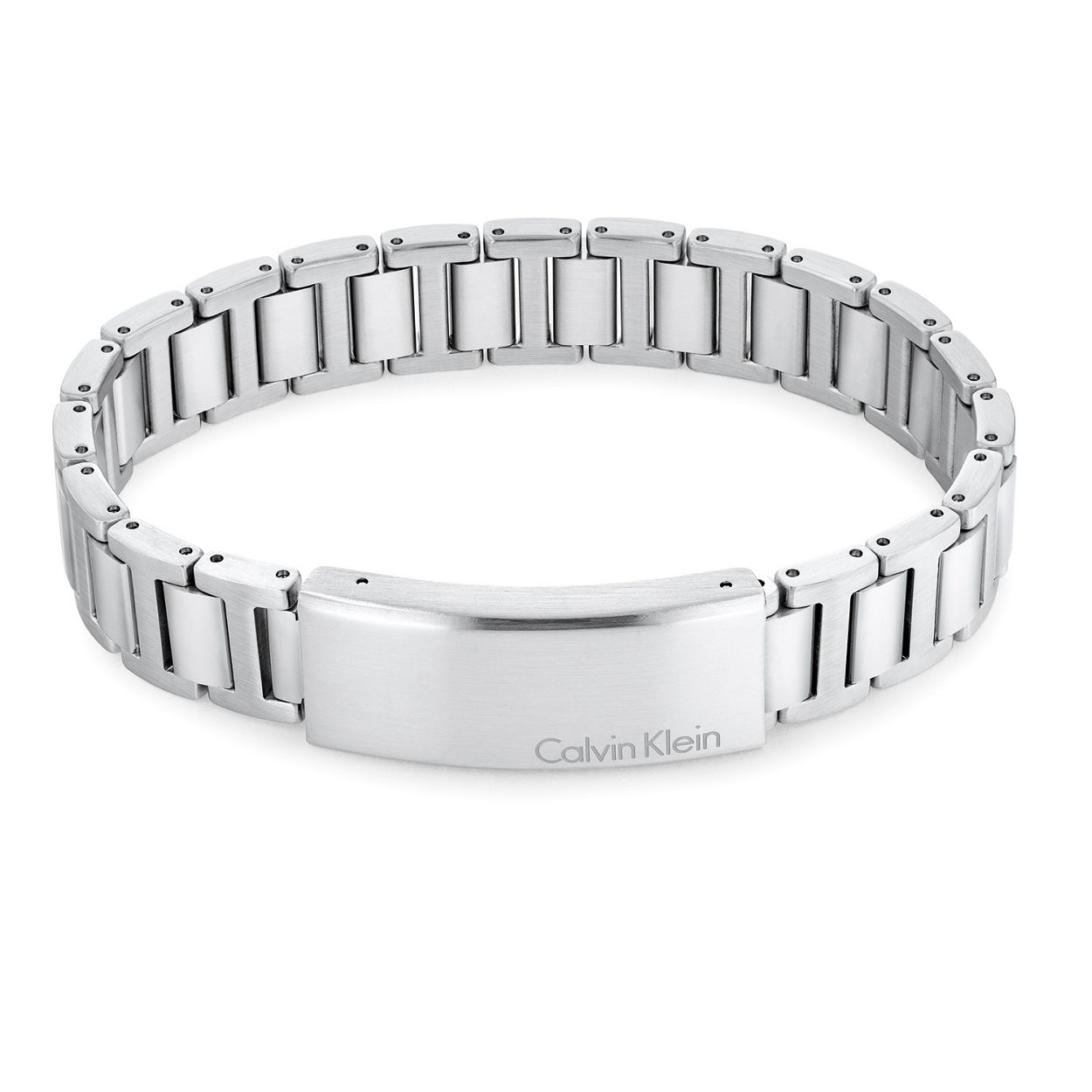 Calvin Klein CJ35000089 Heren Armband Staal 
Deze stalen heren armband van Calvin Klein met nr CJ35000089 heeft een stoere uitstraling. De zilverkleurige schakelarmband heeft een platte schakel met bovenop een brede plaat met daarop de naam Calvin Klein gegraveerd. De lengte is 21cm en de armband is op lengte te verstellen en heeft een vouwsluiting. Leuk te combineren met andere sieraden van Calvin Klein.

OVER CALVIN KLEIN
Calvin Klein is een wereldwijd lifestylemerk dat gewaagde, vooruitstrevende idealen en een verleidelijke, vaak minimalistische, esthetiek nastreeft. Calvin Klein werd groot in de jaren 70 door haar mode- en merkjeans collecties. In de jaren 80 lanceerde Calvin Klein haar spraakmakende ondergoed dat uitdrukkelijk van logo �s voorzien was. Vanwege het grote succes is het merk ook succesvol uitgerold in Accessoires, Parfums, Home, Brillen, Golf, Horloges en Sieraden.
Sinds de oprichting in 1968 door Calvin Klein, heeft het merk haar reputatie opgebouwd als leider in de Amerikaanse mode, dankzij een cleane esthetiek en innovatieve ontwerpen. Calvin Klein wil haar publiek verleiden en inspireren door middel van provocerende beelden en opvallende ontwerpen die prikkelen. 

SPECIFICATIES:
- Stalen heren armband
- Lengte 21cm
- Zilverkleurig
- Geborsteld staal
- Plaatband



