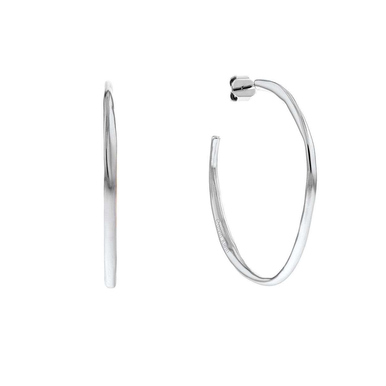 Calvin Klein CJ35000113 Dames Oorsteker Staal Hoop
Deze stalen dames oorknoppen van Calvin Klein met nr CJ35000113 hebben een verfijnde uitstraling. De zilverkleurige oorstekers hebben een gehamerde ronde vorm met een steker met pouchette. Het is een half creool die sierlijk aan het oor hangt. Mooi te combineren met andere sieraden van Calvin Klein. De oorbellen hebben een doorsnee van 42mm

OVER CALVIN KLEIN
Calvin Klein is een wereldwijd lifestylemerk dat gewaagde, vooruitstrevende idealen en een verleidelijke, vaak minimalistische, esthetiek nastreeft. Calvin Klein werd groot in de jaren 70 door haar mode- en merkjeans collecties. In de jaren 80 lanceerde Calvin Klein haar spraakmakende ondergoed dat uitdrukkelijk van logo �s voorzien was. Vanwege het grote succes is het merk ook succesvol uitgerold in Accessoires, Parfums, Home, Brillen, Golf, Horloges en Sieraden.
Sinds de oprichting in 1968 door Calvin Klein, heeft het merk haar reputatie opgebouwd als leider in de Amerikaanse mode, dankzij een cleane esthetiek en innovatieve ontwerpen. Calvin Klein wil haar publiek verleiden en inspireren door middel van provocerende beelden en opvallende ontwerpen die prikkelen. 

SPECIFICATIES:
- Stalen dames hoops
- Steker met pouchette
- Zilverkleurig
- Ronde vorm



