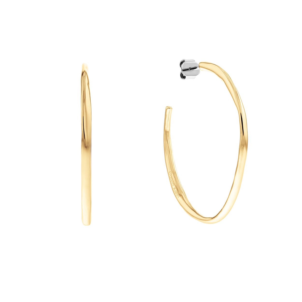 Calvin Klein CJ35000115 Dames Oorsteker Staal Hoop
Deze stalen dames oorknoppen van Calvin Klein met nr CJ35000115 hebben een verfijnde uitstraling. De goudkleurige oorstekers hebben een gehamerde ronde vorm met een steker met pouchette. Het is een half creool die sierlijk aan het oor hangt. Mooi te combineren met andere sieraden van Calvin Klein. De oorbellen hebben een doorsnee van 42mm

OVER CALVIN KLEIN
Calvin Klein is een wereldwijd lifestylemerk dat gewaagde, vooruitstrevende idealen en een verleidelijke, vaak minimalistische, esthetiek nastreeft. Calvin Klein werd groot in de jaren 70 door haar mode- en merkjeans collecties. In de jaren 80 lanceerde Calvin Klein haar spraakmakende ondergoed dat uitdrukkelijk van logo ’s voorzien was. Vanwege het grote succes is het merk ook succesvol uitgerold in Accessoires, Parfums, Home, Brillen, Golf, Horloges en Sieraden.
Sinds de oprichting in 1968 door Calvin Klein, heeft het merk haar reputatie opgebouwd als leider in de Amerikaanse mode, dankzij een cleane esthetiek en innovatieve ontwerpen. Calvin Klein wil haar publiek verleiden en inspireren door middel van provocerende beelden en opvallende ontwerpen die prikkelen. 

SPECIFICATIES:
- Stalen dames hoops
- Steker met pouchette
- Goudkleurig
- Ronde vorm