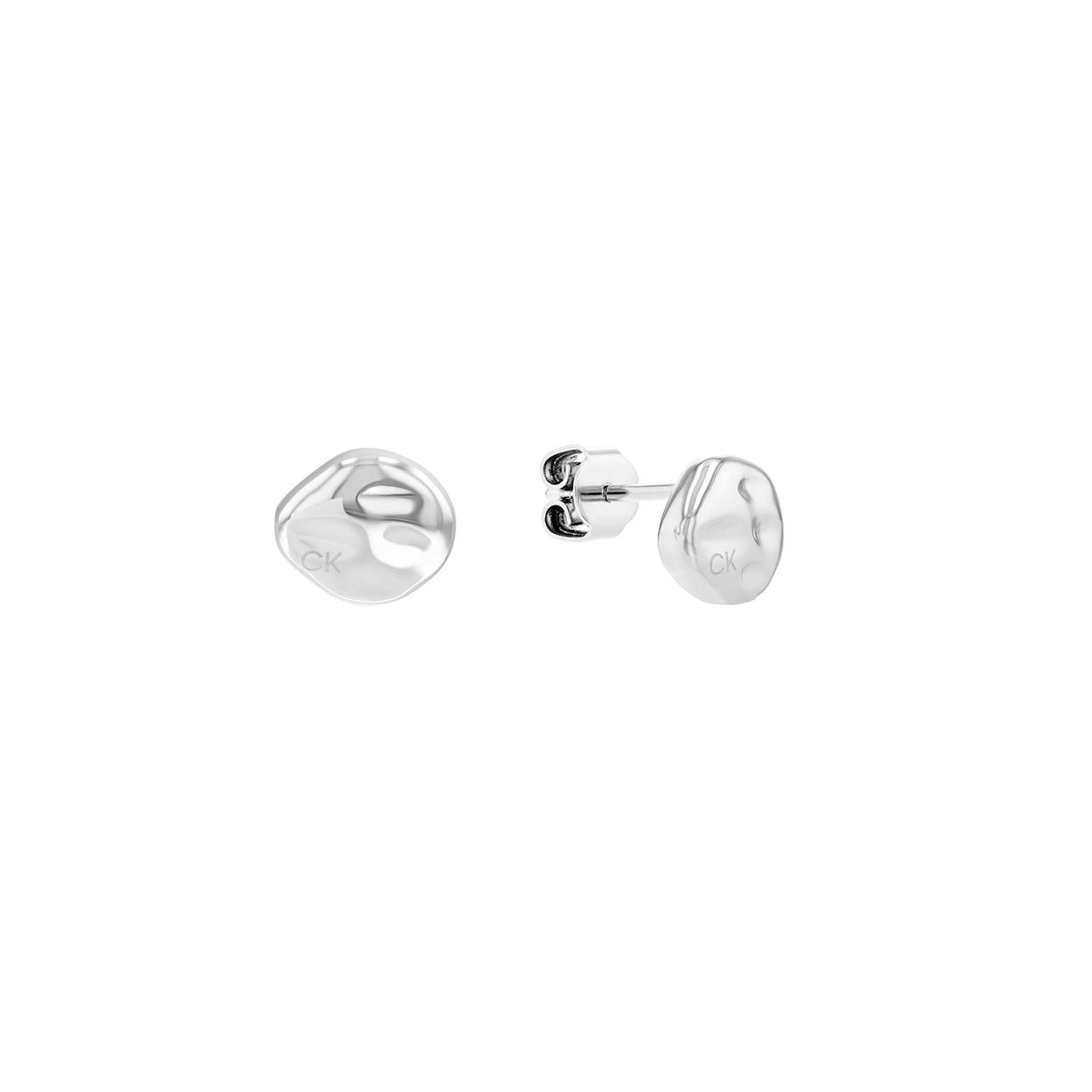 Calvin Klein CJ35000116 Dames Oorknoppen Staal Fantasie
Deze stalen dames oorknoppen van Calvin Klein met nr CJ35000116 hebben een aparte uitstraling. De zilverkleurige oorknoppen hebben een gehamerde ronde vorm met een steker met pouchette. Mooi te combineren met andere sieraden van Calvin Klein. 

OVER CALVIN KLEIN
Calvin Klein is een wereldwijd lifestylemerk dat gewaagde, vooruitstrevende idealen en een verleidelijke, vaak minimalistische, esthetiek nastreeft. Calvin Klein werd groot in de jaren 70 door haar mode- en merkjeans collecties. In de jaren 80 lanceerde Calvin Klein haar spraakmakende ondergoed dat uitdrukkelijk van logo �s voorzien was. Vanwege het grote succes is het merk ook succesvol uitgerold in Accessoires, Parfums, Home, Brillen, Golf, Horloges en Sieraden.
Sinds de oprichting in 1968 door Calvin Klein, heeft het merk haar reputatie opgebouwd als leider in de Amerikaanse mode, dankzij een cleane esthetiek en innovatieve ontwerpen. Calvin Klein wil haar publiek verleiden en inspireren door middel van provocerende beelden en opvallende ontwerpen die prikkelen. 

SPECIFICATIES:
- Stalen dames oorknoppen
- Steker met pouchette
- Zilverkleurig
- Rondelvorm


