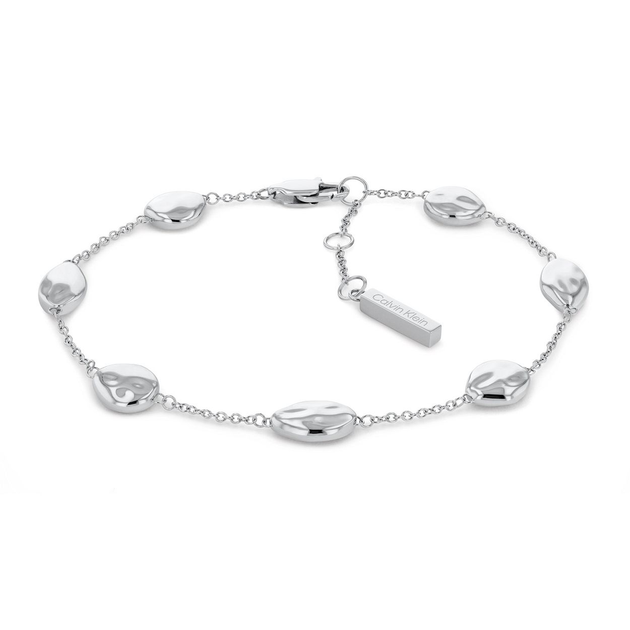 Calvin Klein armband staal Molten Pebble CJ35000126. Lengte 17,5-18,5 cm fantasie. Deze stalen dames armband van Calvin Klein met nr CJ35000126 heeft een speelse uitstraling. De stalen armband heeft een ankerschakel met daartussen 7 gehamerde bolletjes in verschillende vormen. De armband is op verschillende lengtes te dragen, 17,5- 18,5cm door tussenogen en heeft een karabijnsluiting. Leuk te combineren met andere sieraden van Calvin Klein.