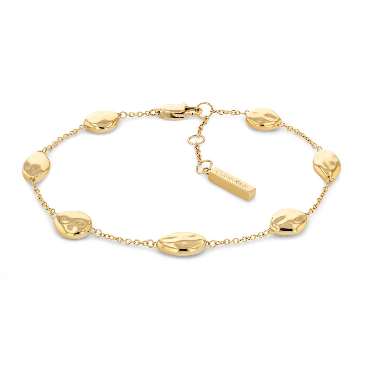 Calvin Klein CJ35000128 Dames Armband Staal Fantasie
Deze stalen dames armband van Calvin Klein met nr CJ35000128 heeft een speelse uitstraling. De goudkleurige armband heeft een ankerschakel met daartussen 7 gehamerde bolletjes in verschillende vormen. De armband is op verschillende lengtes te dragen door tussenogen en heeft een karabijnsluiting. Leuk te combineren met andere sieraden van Calvin Klein.

OVER CALVIN KLEIN
Calvin Klein is een wereldwijd lifestylemerk dat gewaagde, vooruitstrevende idealen en een verleidelijke, vaak minimalistische, esthetiek nastreeft. Calvin Klein werd groot in de jaren 70 door haar mode- en merkjeans collecties. In de jaren 80 lanceerde Calvin Klein haar spraakmakende ondergoed dat uitdrukkelijk van logo �s voorzien was. Vanwege het grote succes is het merk ook succesvol uitgerold in Accessoires, Parfums, Home, Brillen, Golf, Horloges en Sieraden.
Sinds de oprichting in 1968 door Calvin Klein, heeft het merk haar reputatie opgebouwd als leider in de Amerikaanse mode, dankzij een cleane esthetiek en innovatieve ontwerpen. Calvin Klein wil haar publiek verleiden en inspireren door middel van provocerende beelden en opvallende ontwerpen die prikkelen. 

SPECIFICATIES:
- Stalen dames armband
- Fantsie bolletjes
- Goudkleurig
- Gepolijst


