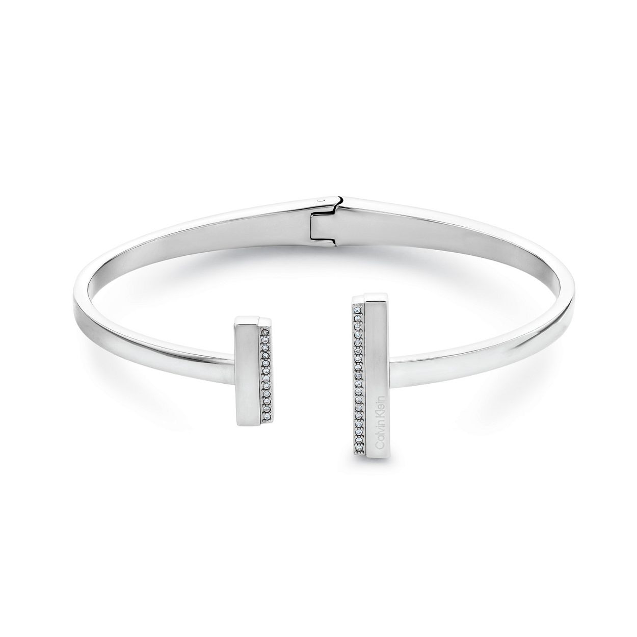 Calvin Klein CJ35000160 Dames Armband Staal Bangle
Deze stalen dames armband van Calvin Klein met nr CJ35000160 heeft een opvallende uitstraling. De zilverkleurige bangle armband is bovenop open met aan beide kanten een dwars balkje met een strakke rand met kristallen. Op 1 van de dwarsbalken zit het merk gegraveerd. De armband opent met een scharnier sluiting en is op 1 maat te dragen. Leuk te combineren met andere sieraden van Calvin Klein.

OVER CALVIN KLEIN
Calvin Klein is een wereldwijd lifestylemerk dat gewaagde, vooruitstrevende idealen en een verleidelijke, vaak minimalistische, esthetiek nastreeft. Calvin Klein werd groot in de jaren 70 door haar mode- en merkjeans collecties. In de jaren 80 lanceerde Calvin Klein haar spraakmakende ondergoed dat uitdrukkelijk van logo �s voorzien was. Vanwege het grote succes is het merk ook succesvol uitgerold in Accessoires, Parfums, Home, Brillen, Golf, Horloges en Sieraden.
Sinds de oprichting in 1968 door Calvin Klein, heeft het merk haar reputatie opgebouwd als leider in de Amerikaanse mode, dankzij een cleane esthetiek en innovatieve ontwerpen. Calvin Klein wil haar publiek verleiden en inspireren door middel van provocerende beelden en opvallende ontwerpen die prikkelen. 

SPECIFICATIES:
- Stalen dames armband
- Bangle
- Zilverkleurig
- Gepolijst
- Kristallen


