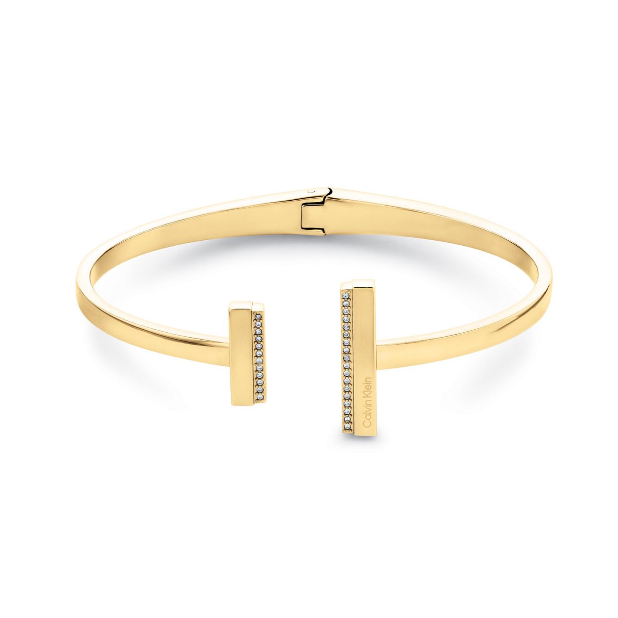Calvin Klein CJ35000161 Dames Armband Staal Bangle
Deze stalen dames armband van Calvin Klein met nr CJ35000161 heeft een opvallende uitstraling. De goudkleurige bangle armband is bovenop open met aan beide kanten een dwars balkje met een strakke rand met kristallen. Op 1 van de dwarsbalken zit het merk gegraveerd. De armband opent met een scharnier sluiting en is op 1 maat te dragen. Leuk te combineren met andere sieraden van Calvin Klein.

OVER CALVIN KLEIN
Calvin Klein is een wereldwijd lifestylemerk dat gewaagde, vooruitstrevende idealen en een verleidelijke, vaak minimalistische, esthetiek nastreeft. Calvin Klein werd groot in de jaren 70 door haar mode- en merkjeans collecties. In de jaren 80 lanceerde Calvin Klein haar spraakmakende ondergoed dat uitdrukkelijk van logo �s voorzien was. Vanwege het grote succes is het merk ook succesvol uitgerold in Accessoires, Parfums, Home, Brillen, Golf, Horloges en Sieraden.
Sinds de oprichting in 1968 door Calvin Klein, heeft het merk haar reputatie opgebouwd als leider in de Amerikaanse mode, dankzij een cleane esthetiek en innovatieve ontwerpen. Calvin Klein wil haar publiek verleiden en inspireren door middel van provocerende beelden en opvallende ontwerpen die prikkelen. 

SPECIFICATIES:
- Stalen dames armband
- Bangle
- Zilverkleurig
- Gepolijst
- Kristallen


